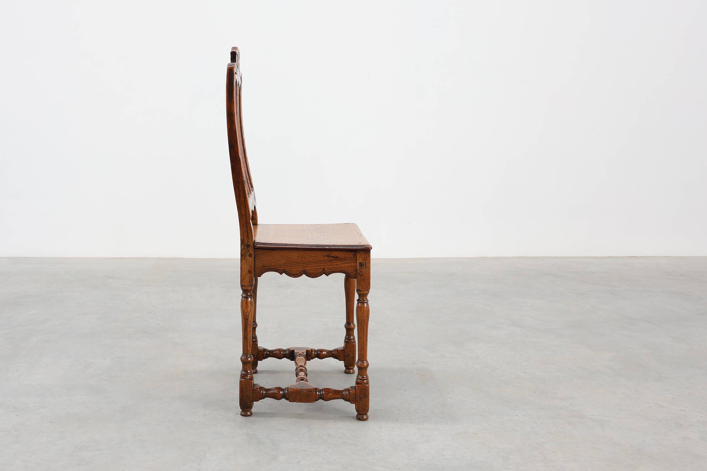 Chaise d'appoint en chêne sculpté, France, XVIIIe siècle