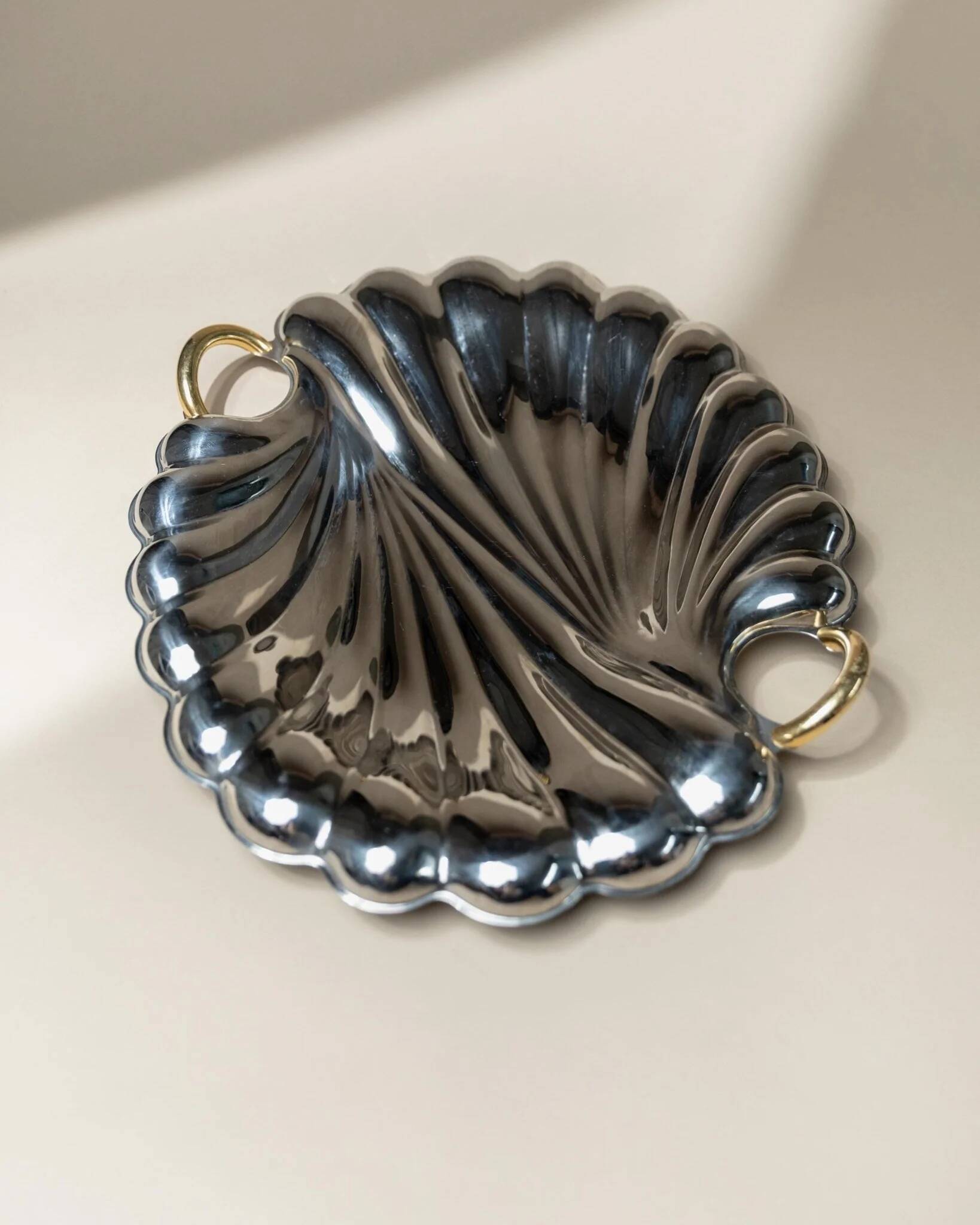 Plateau en acier inoxydable poli argenté en forme de coquillage avec poignées dorées, Becchetti Italie années 1980.