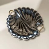 Plateau en acier inoxydable poli argenté en forme de coquillage avec poignées dorées, Becchetti Italie années 1980.