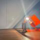 Lampe de table métallique orange minimaliste de l'ère spatiale moderne du milieu du siècle, années 1960