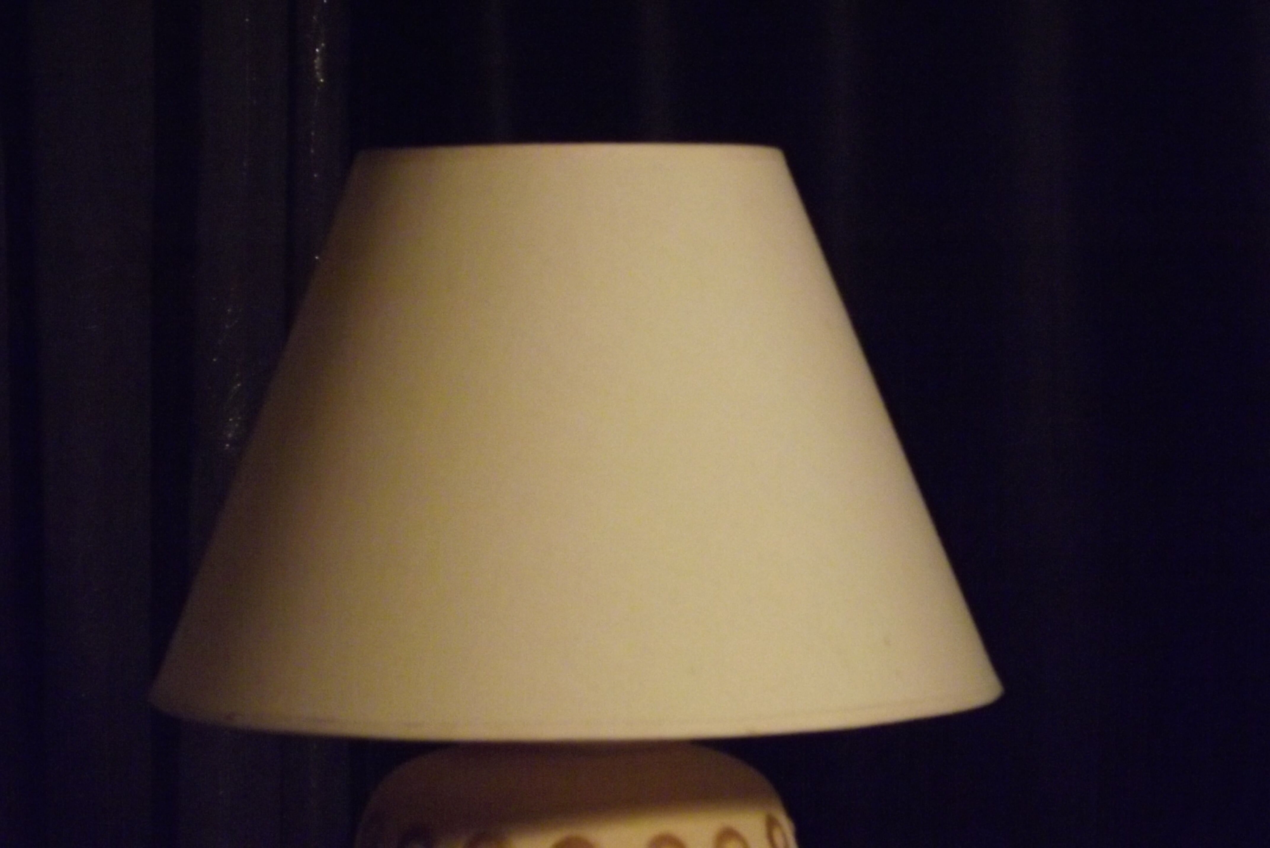 Ceramic white and bronze table lamp
