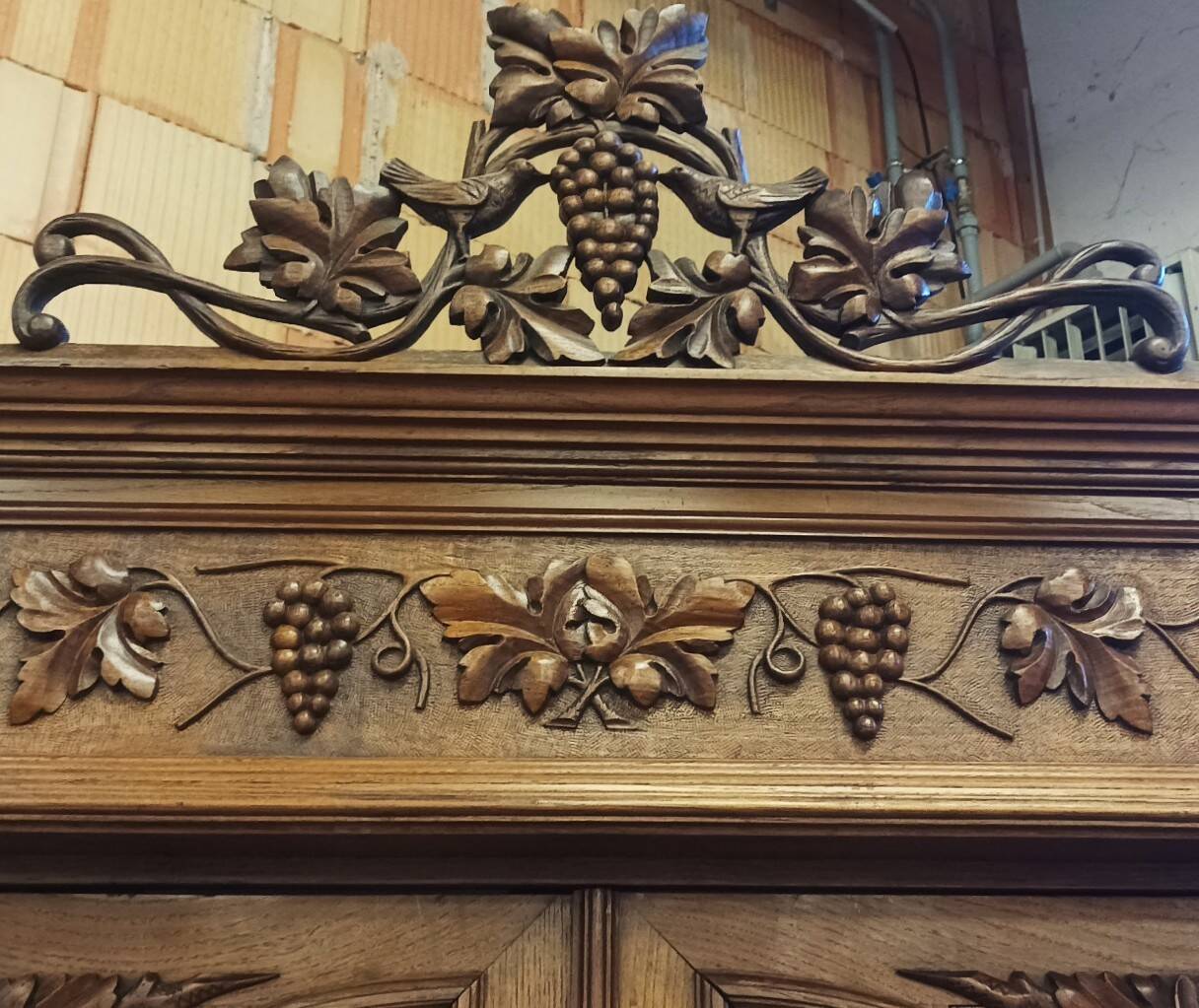 Art Nouveau buffet in carved oak with grapevine cluster decoration.
