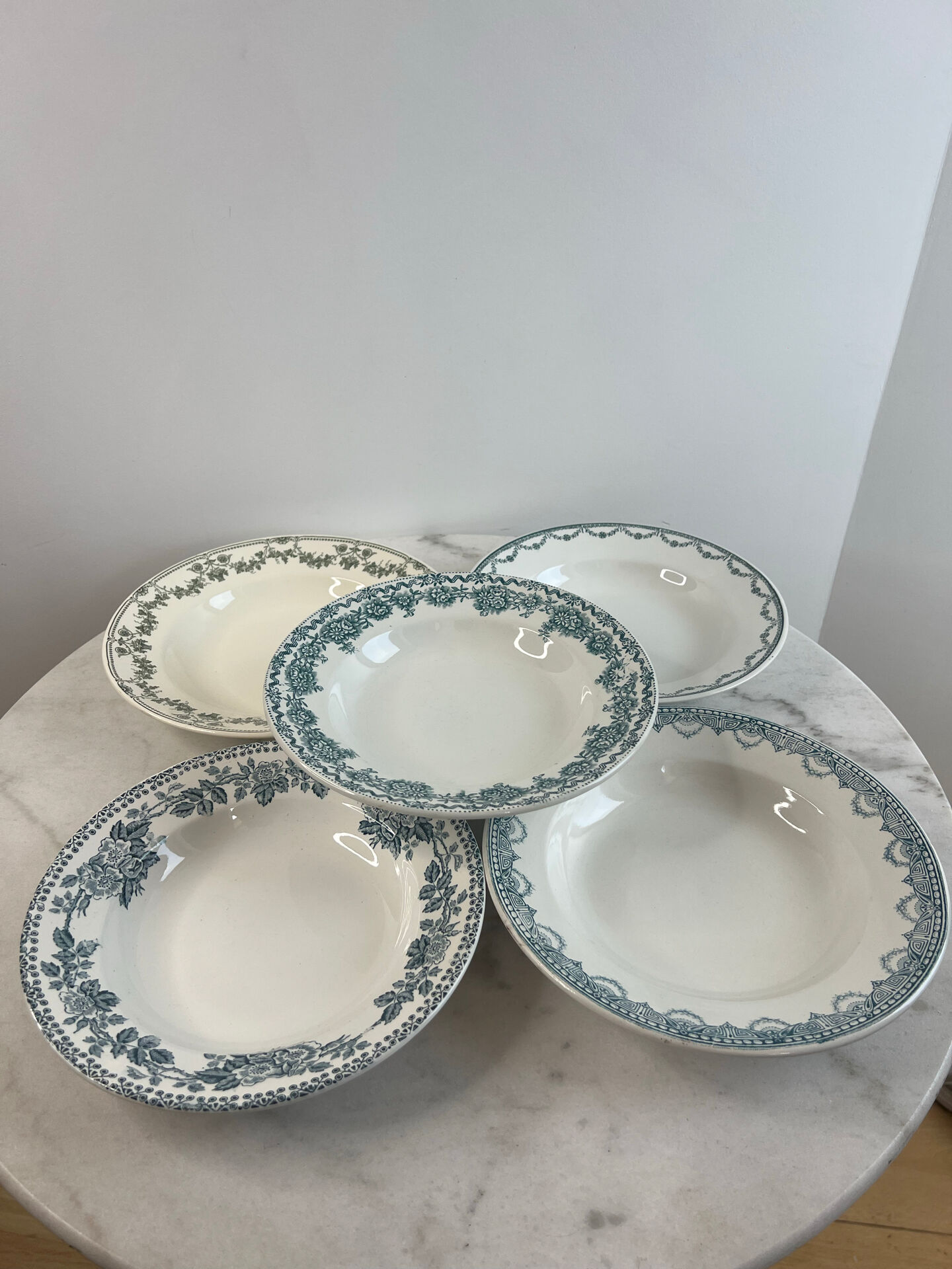 Set of 5 mismatched deep plates in earthenware and stoneware.