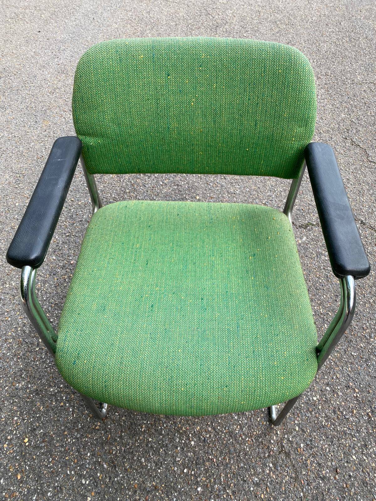 Scandinavian office chair in green fabric and curved steel