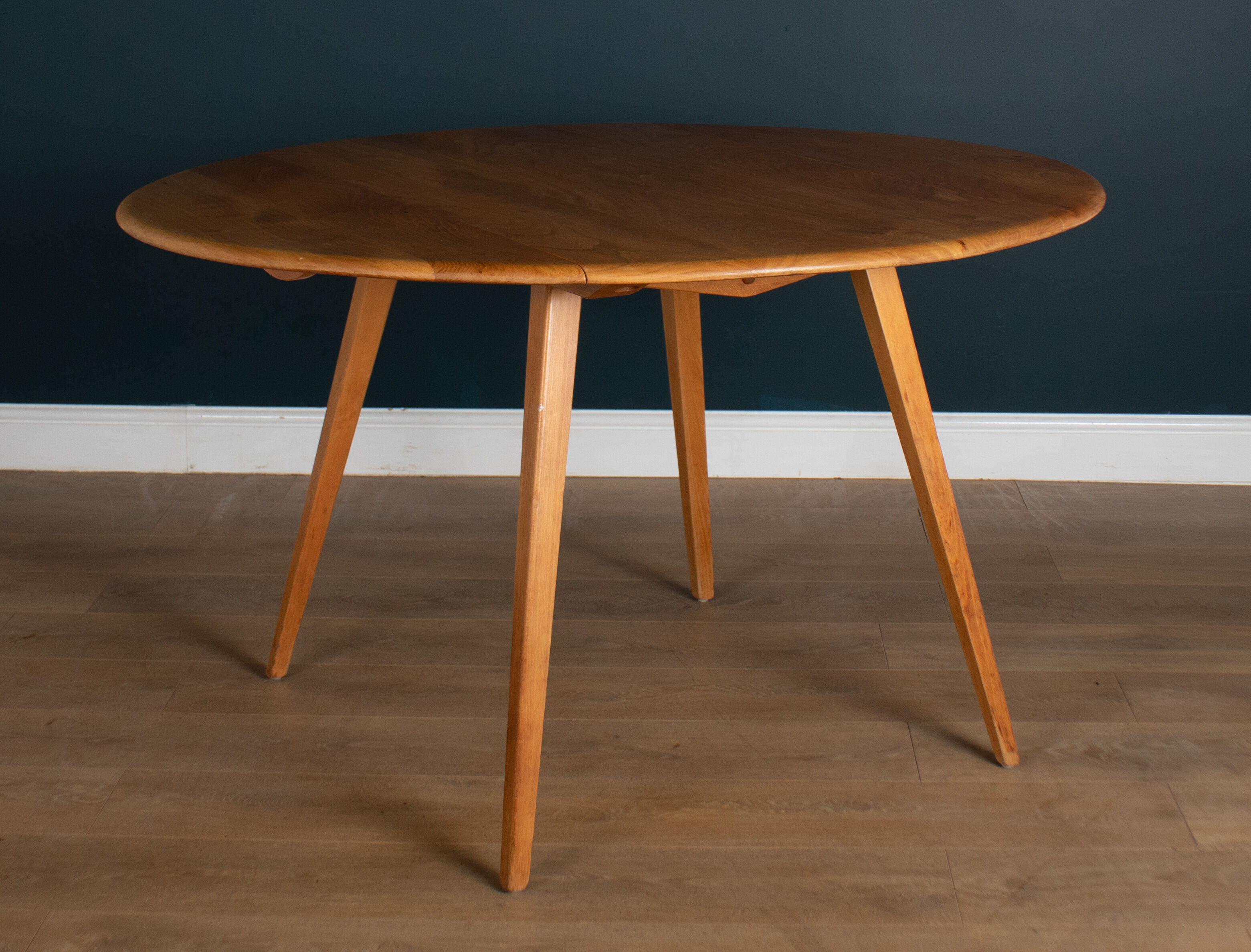 Table à manger ronde 384  et quatre fauteuils 370 Windsor