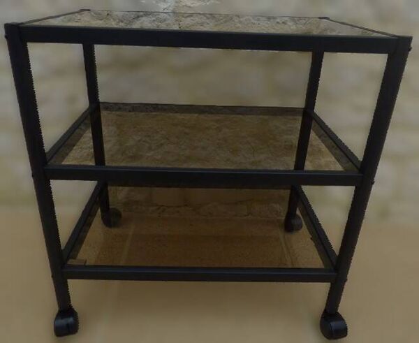 Table desserte moderne de marque erard design à étagères en verre et structure aluminium