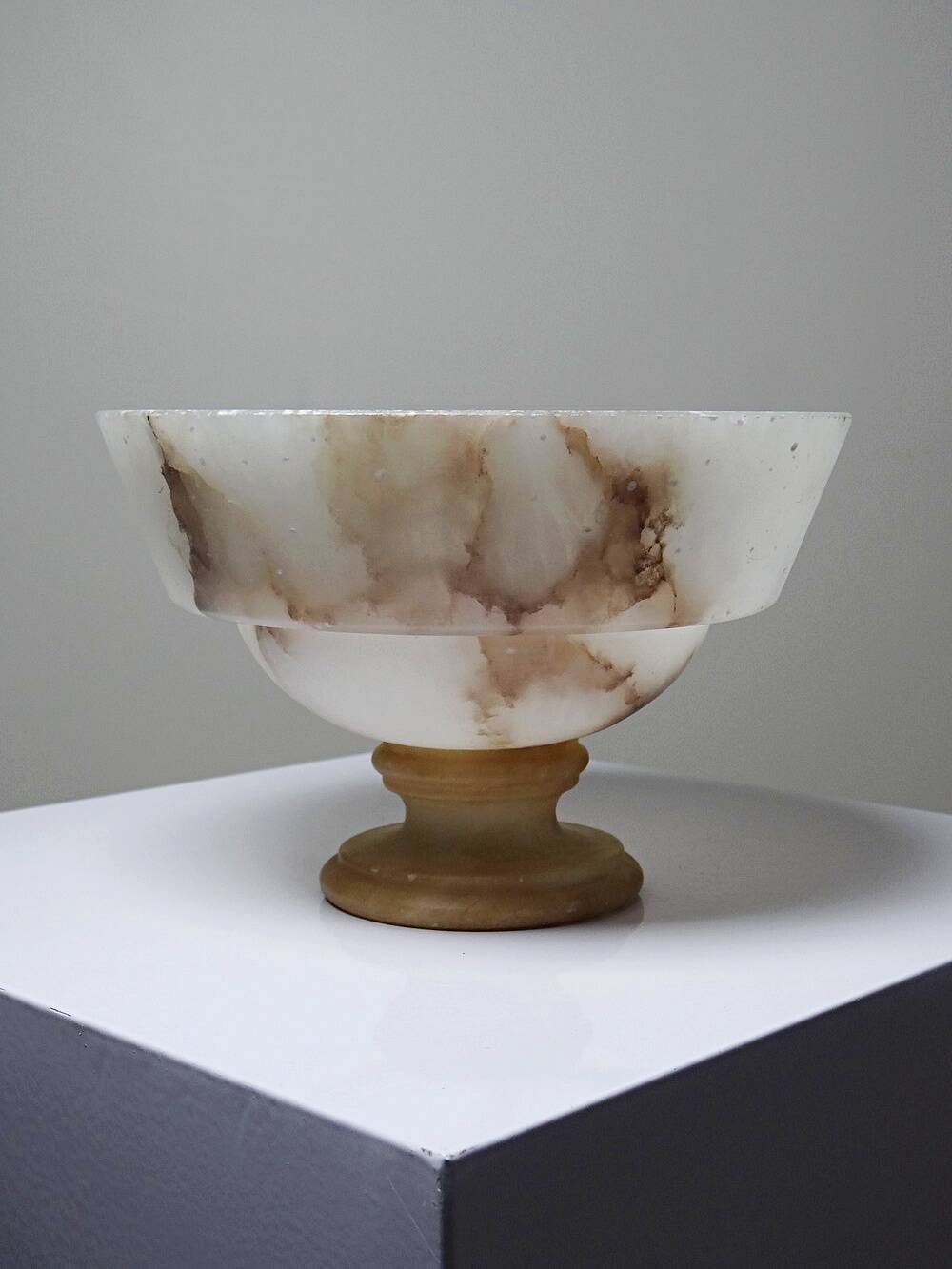 Vintage Italian alabaster footed bowl in white and beige, 1960s.