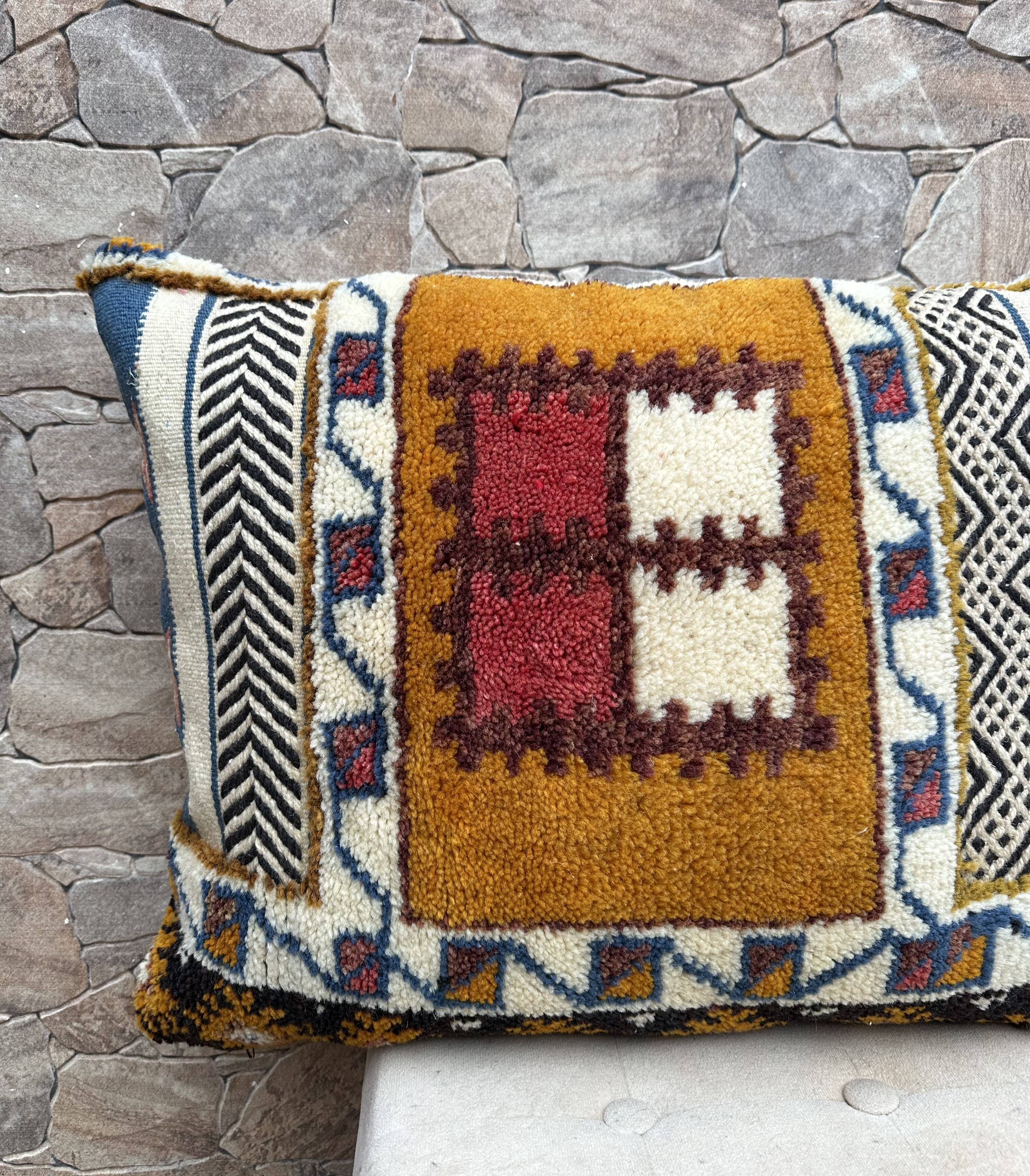 Vintage cushion cover in Berber kilim: Moroccan wool cushion.