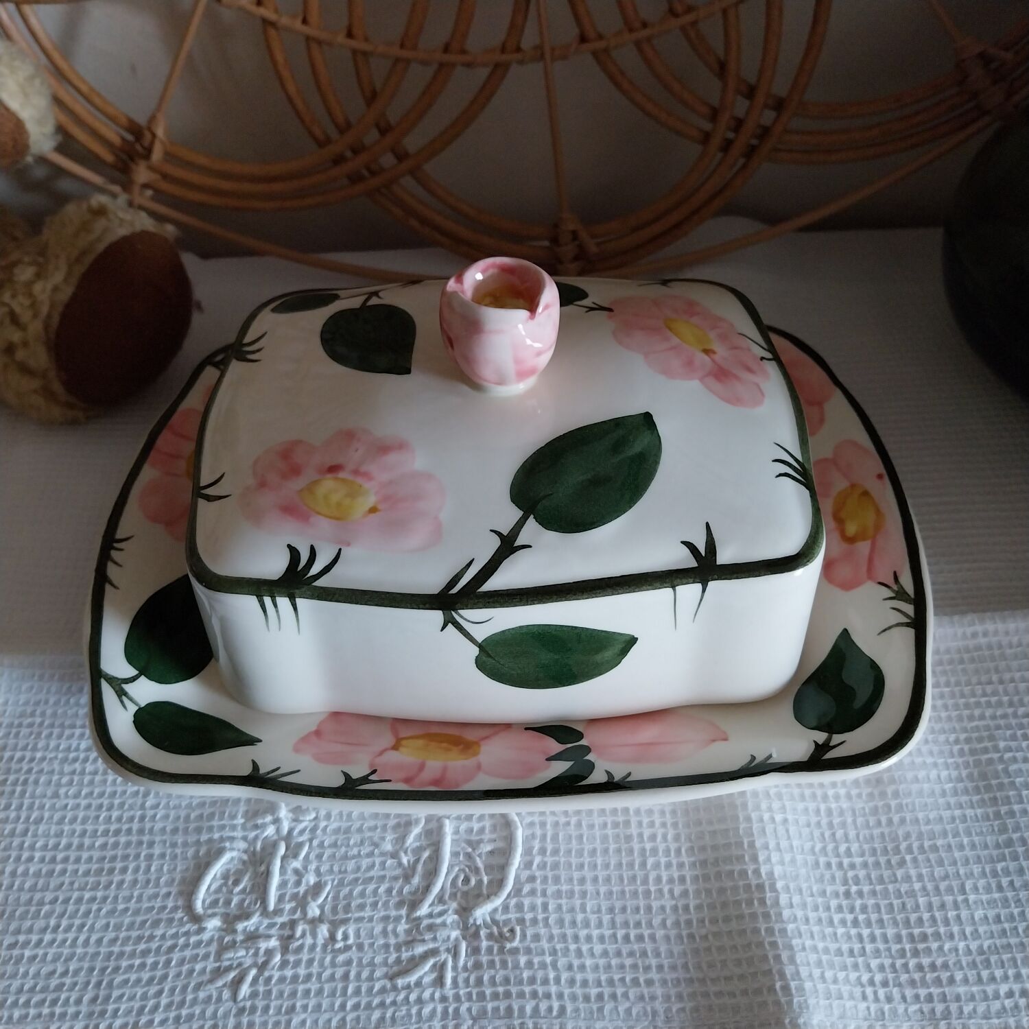 Butter dish Villeroy & Boch model Wild Roses