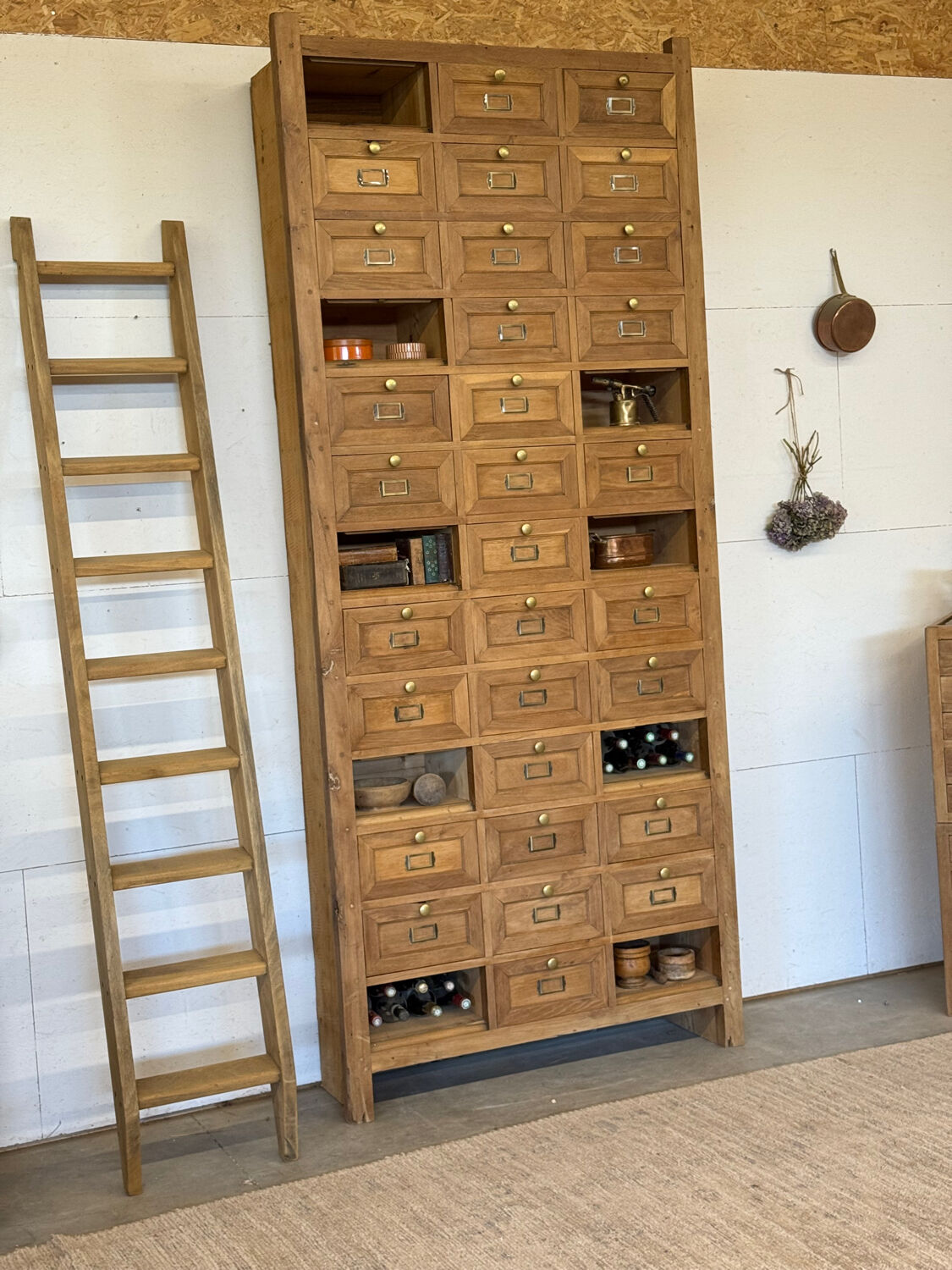 Notary cabinet with drawers