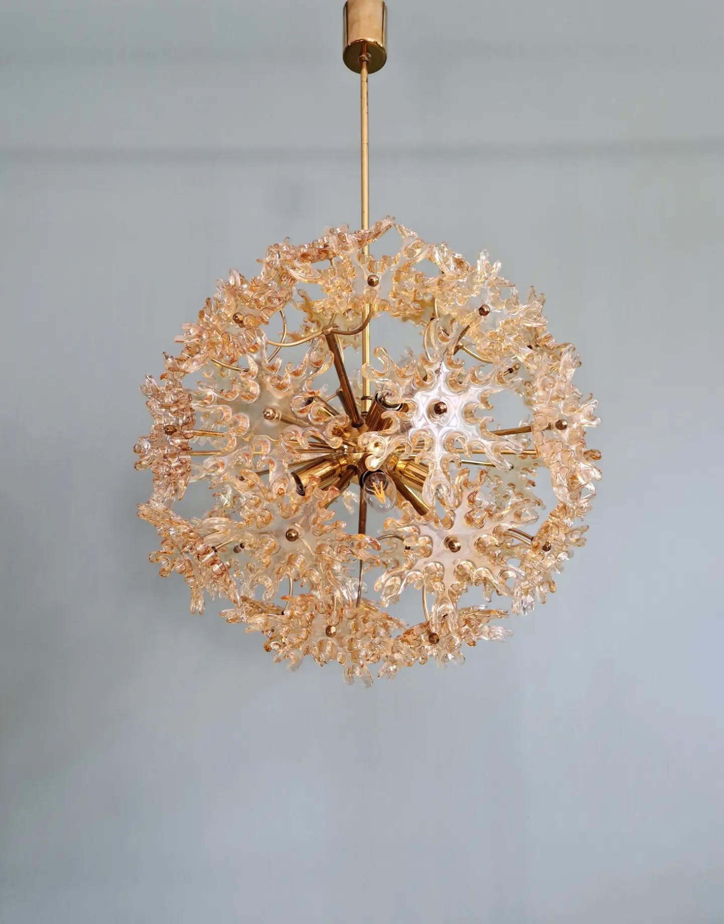 Large Sputnik chandelier in brass and amber Murano glass, SiSche, 1960.