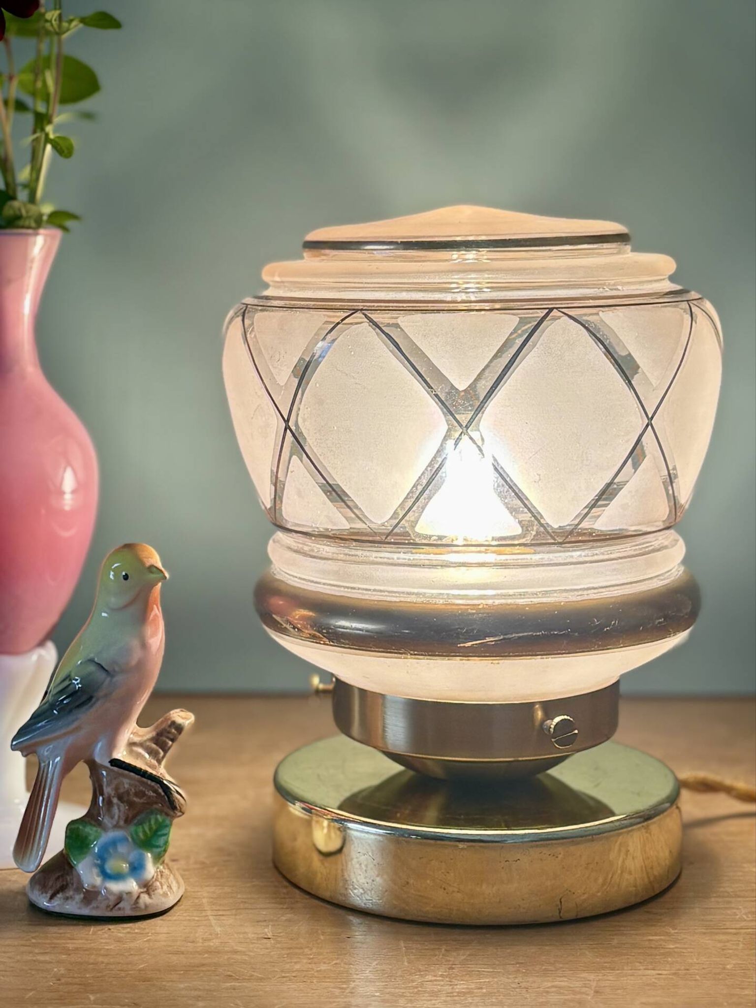 Lampe à poser globe vintage art déco en verre rose et doré