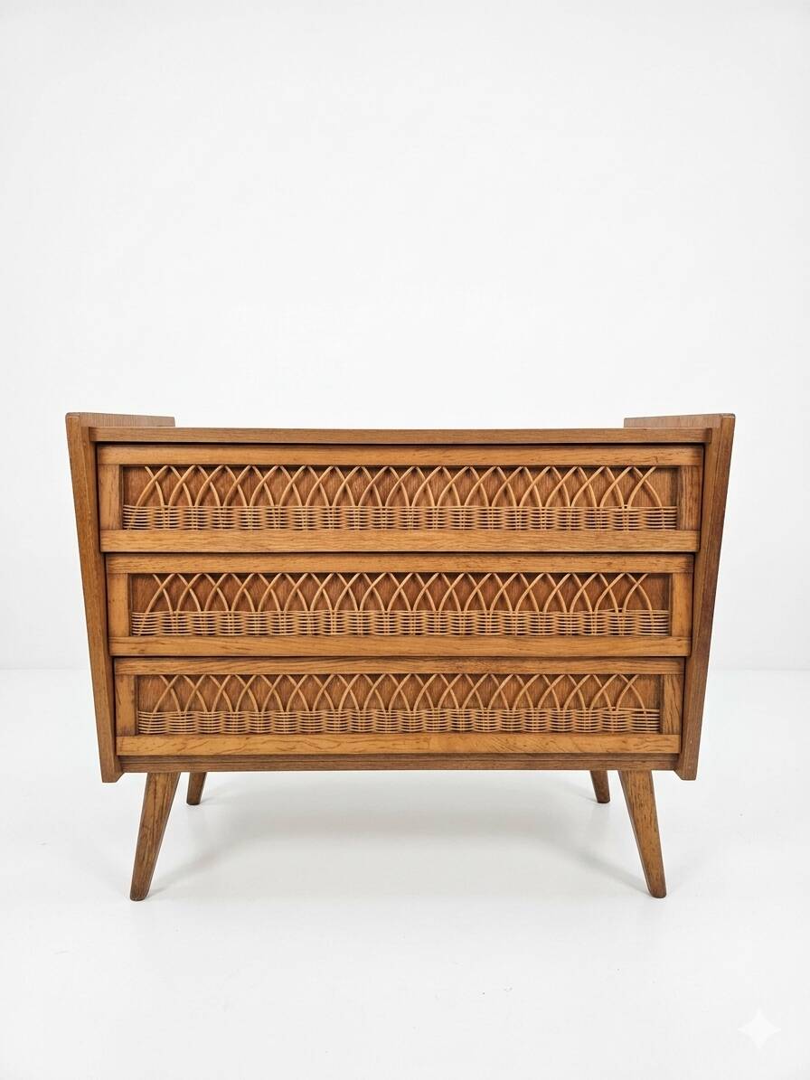 Vintage chest of drawers in oak and rattan from the 1960s.