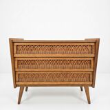 Vintage chest of drawers in oak and rattan from the 1960s.