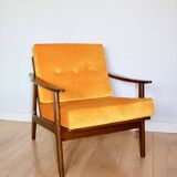 Fauteuil yougoslave restauré du milieu du siècle en jaune doré