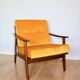 Fauteuil yougoslave restauré du milieu du siècle en jaune doré