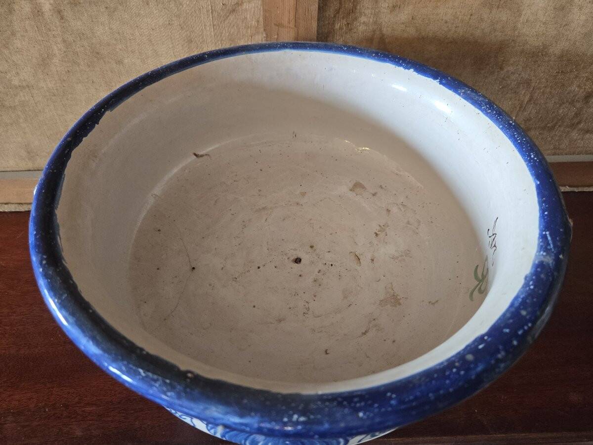 Antoine Montagnon in Nevers: footed bowl in porcelain with blue decoration.