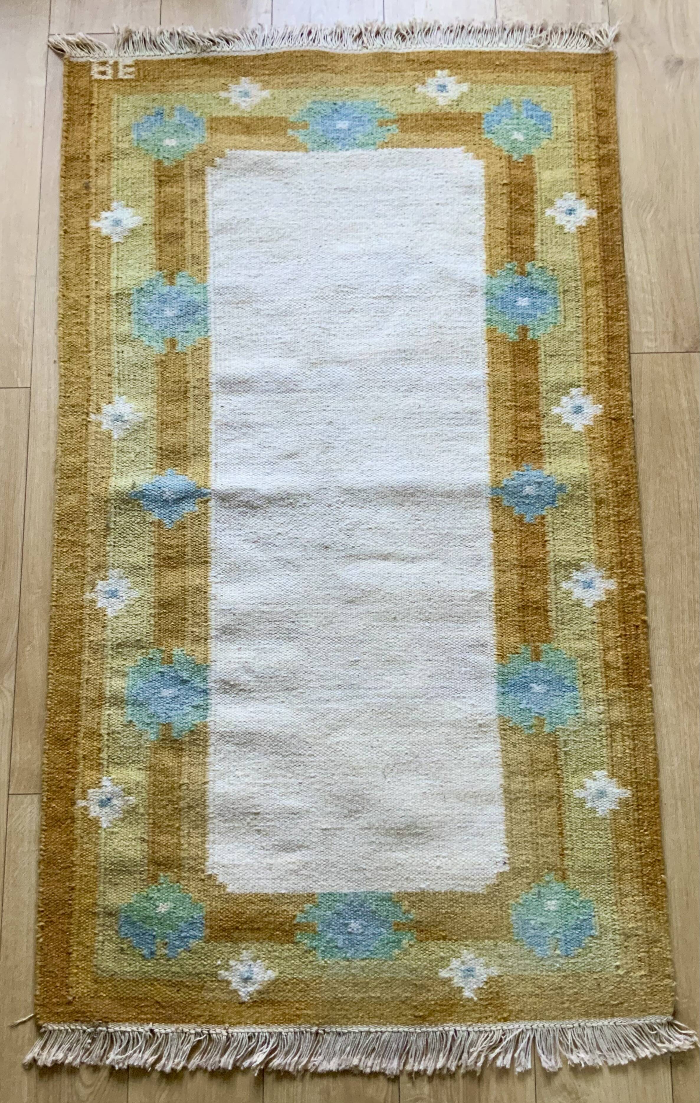 Tapis en laine suédoise tissé à plat Kilim Rölakan signé Ae années 1960