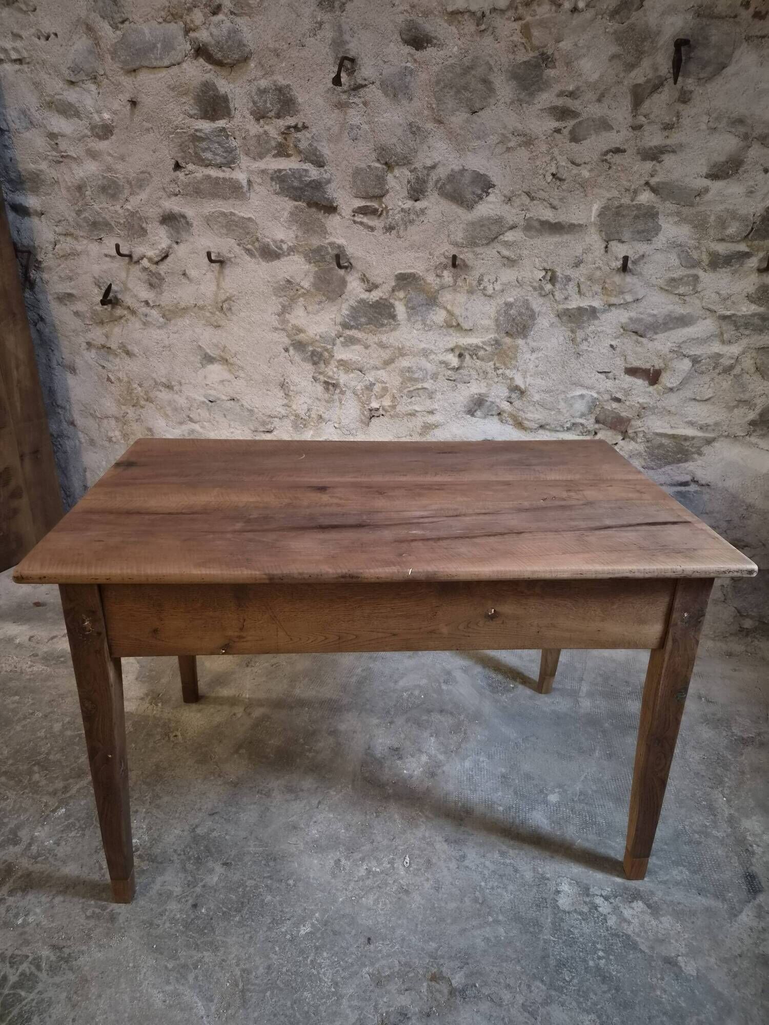 Table à manger française ancienne en merisier avec deux tiroirs, vers 1880–1920