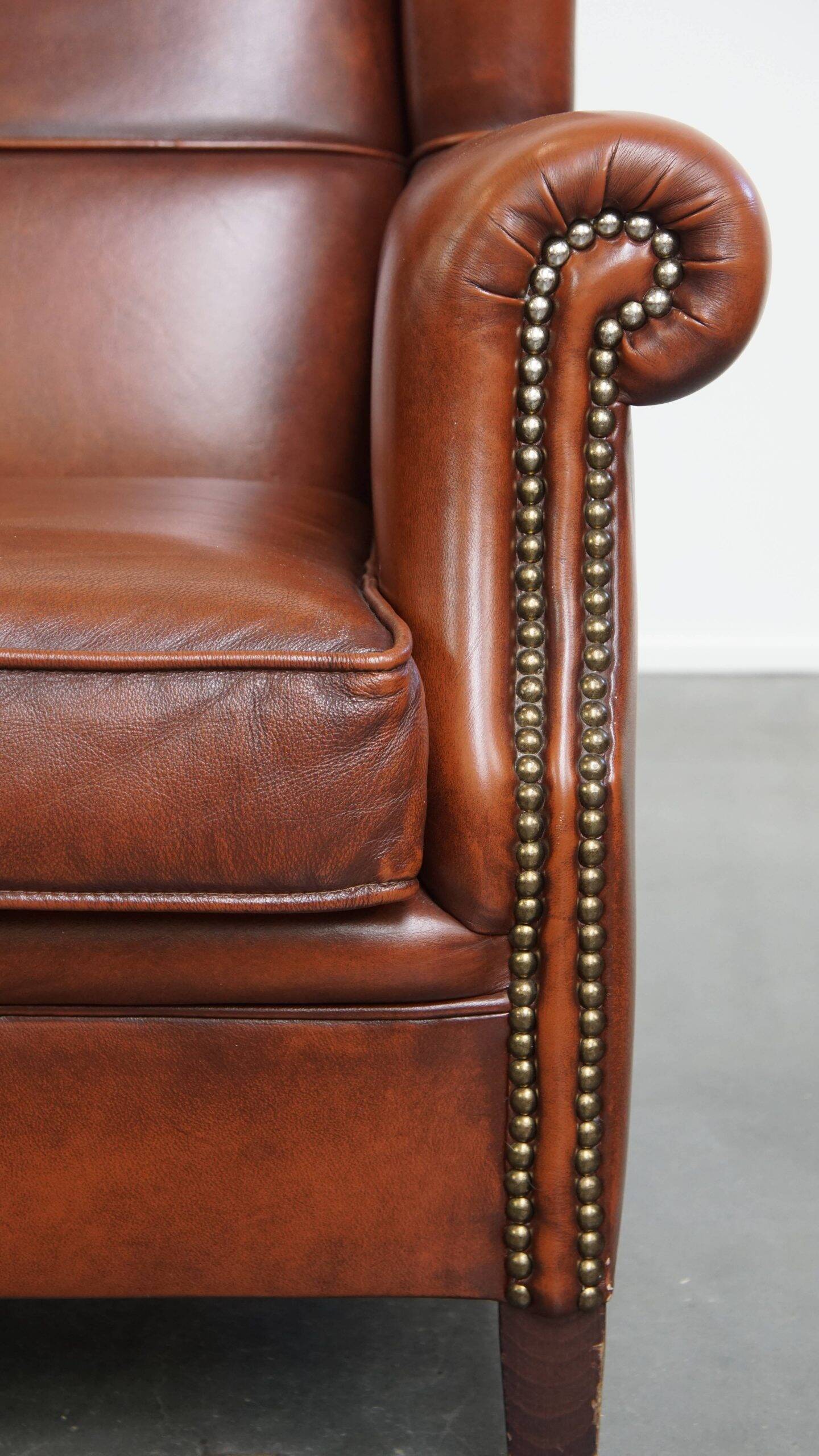 Fauteuil à oreilles de style anglais en cuir de vachette