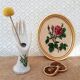 Main baguier soliflore céramique blanche fleurs vintage
