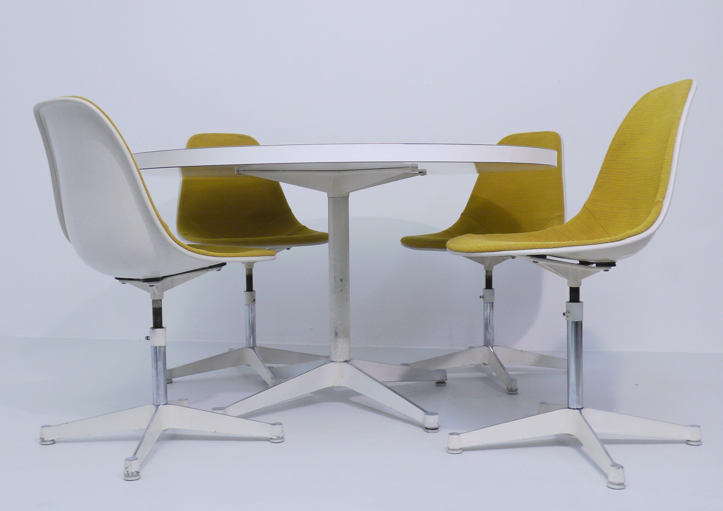 Dining set by Charles et Ray Eames for Herman Miller, 1970