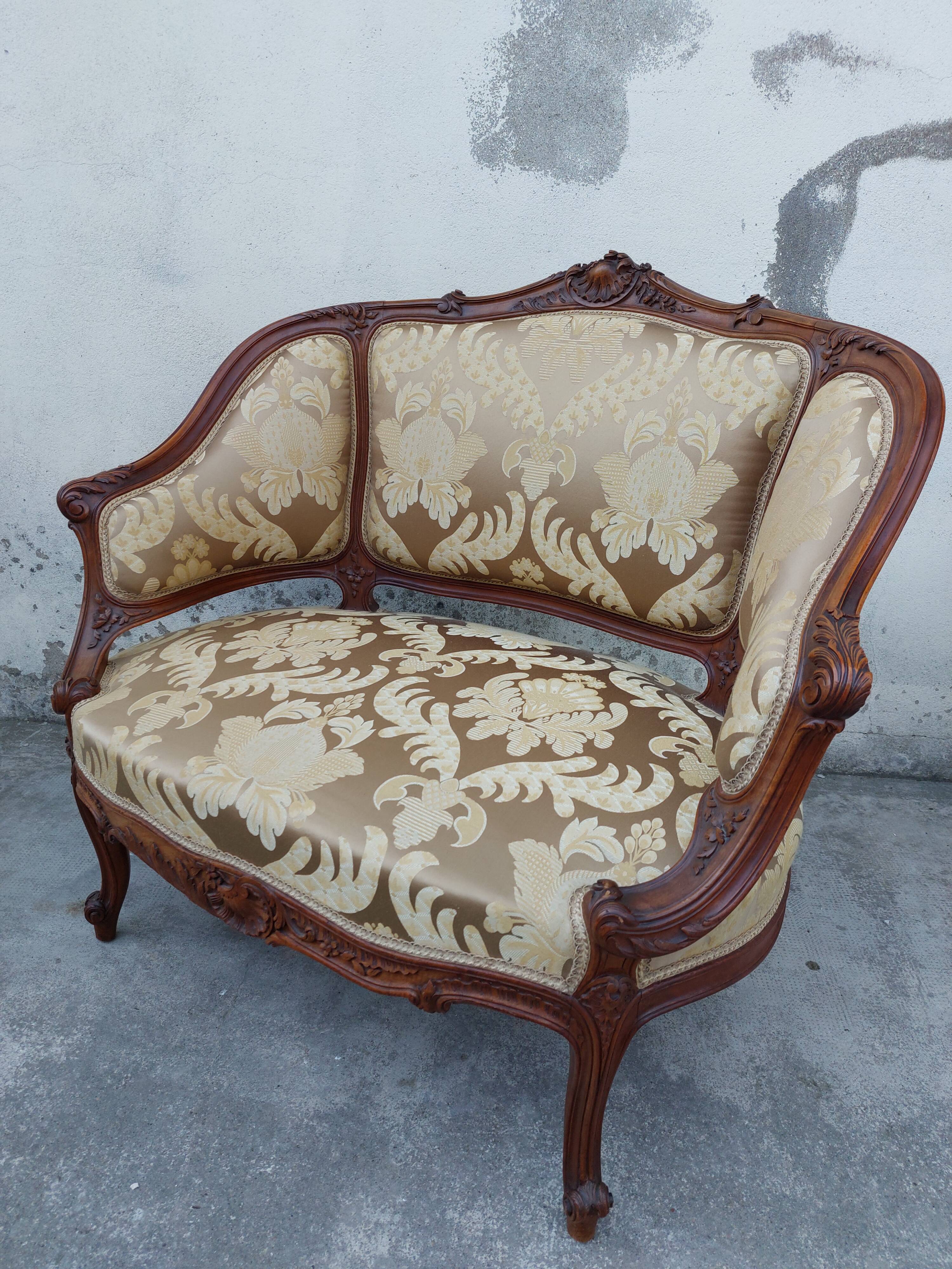Fauteuil bergère louis XV en Noyer sculpté
