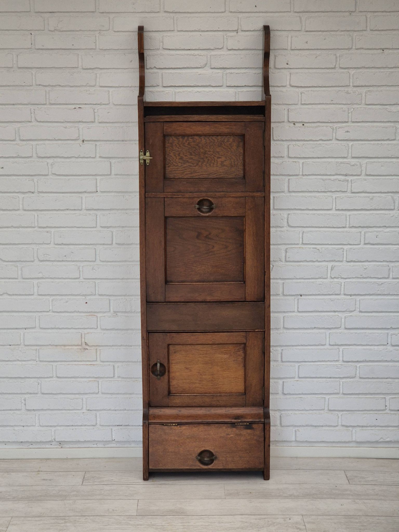 Armoire murale, bon état d'origine, bois de chêne, années 50, design scandinave