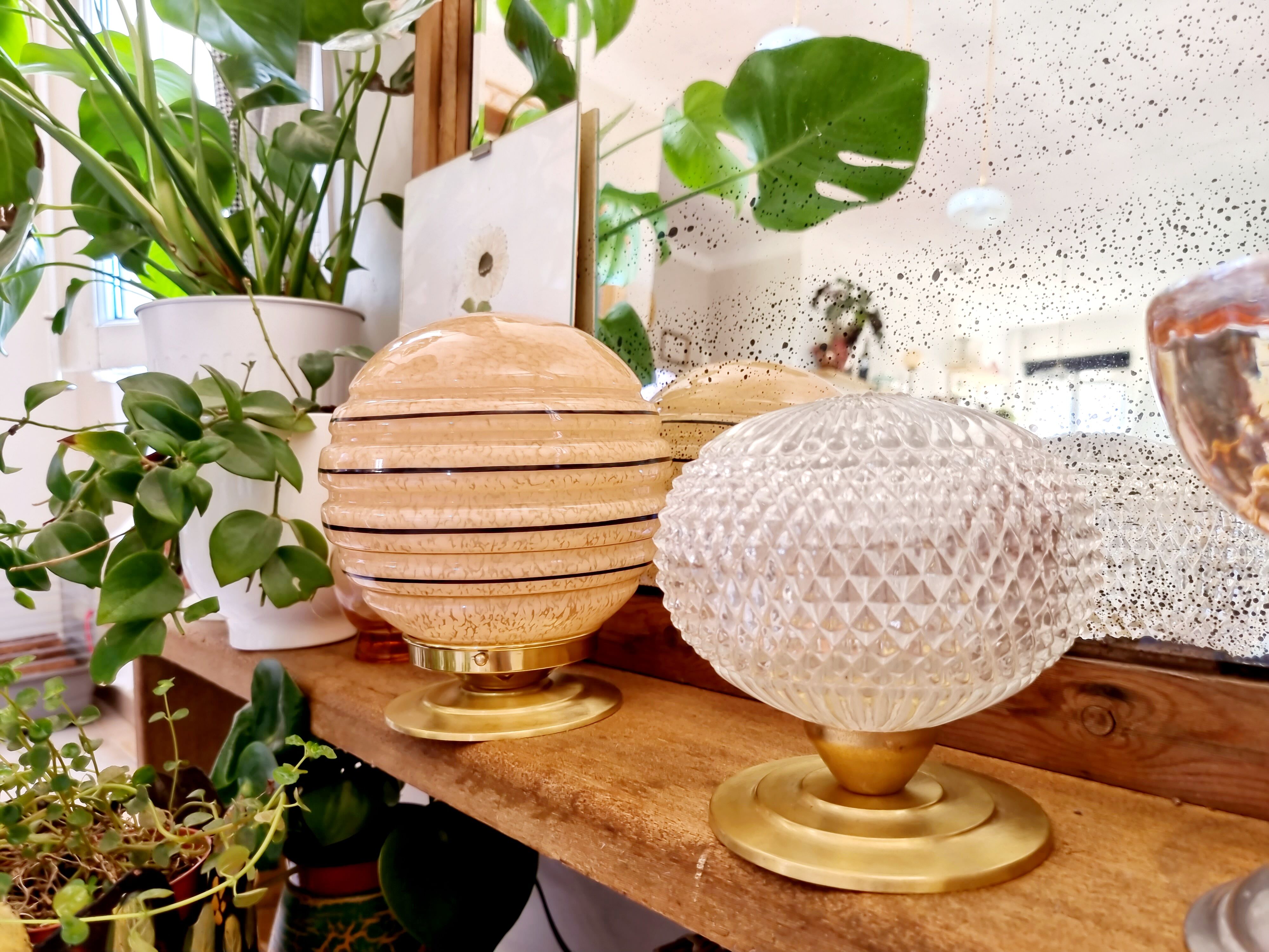 Lampe à pied en laiton et globe en verre ciselé