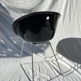 Chaise coque noir et piétement chromés