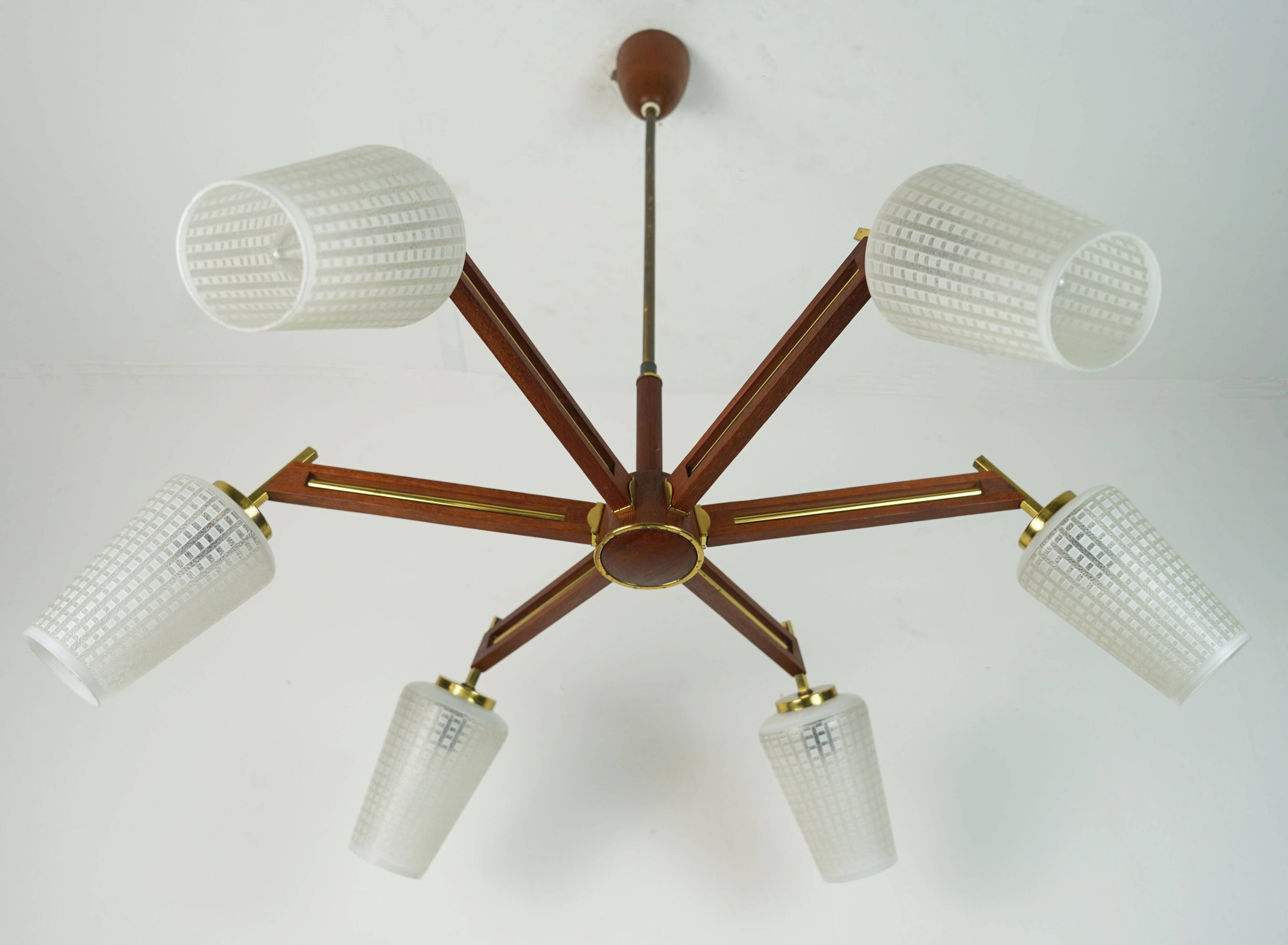 Lustre en teck, laiton et verre à 8 lumières de style sputnik des années 1960.