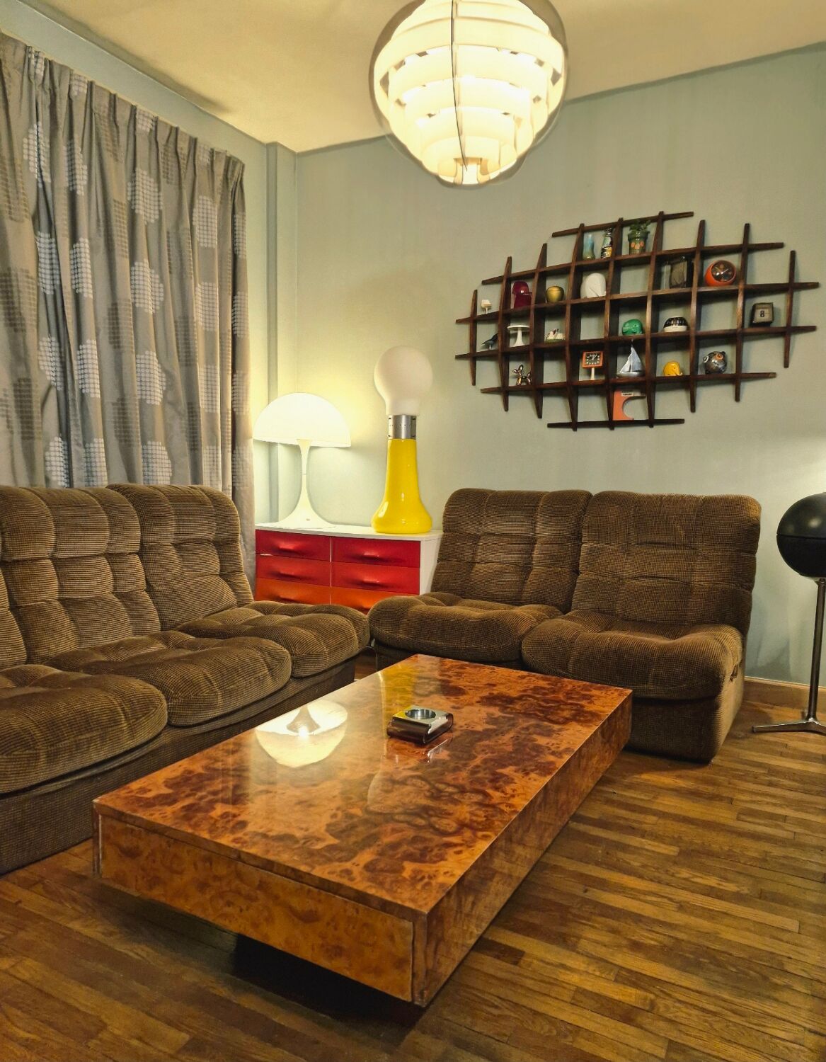 Italian design coffee table in burl wood by Roche Bobois, 1970s.