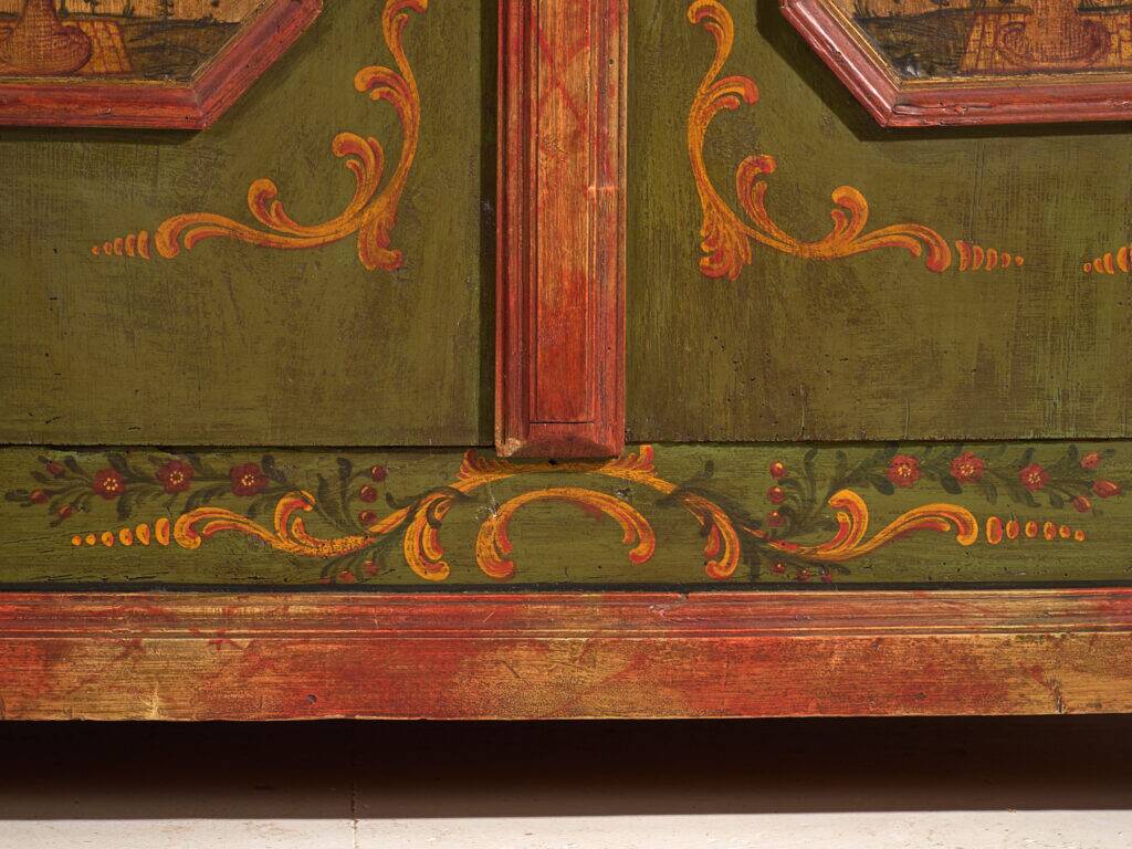 Armoire ancienne peinte en bois de pin – Austrie, 1831