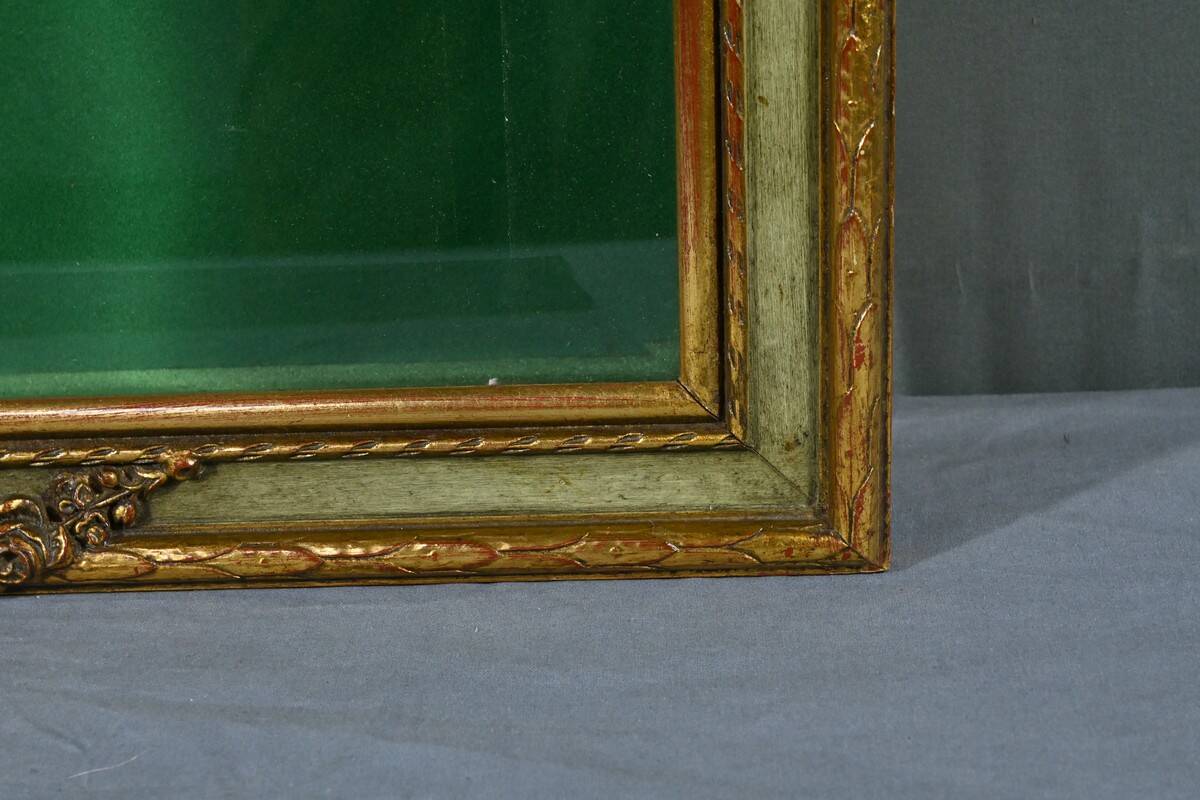 Vitrine Murale en Bois Doré – Milieu XXe