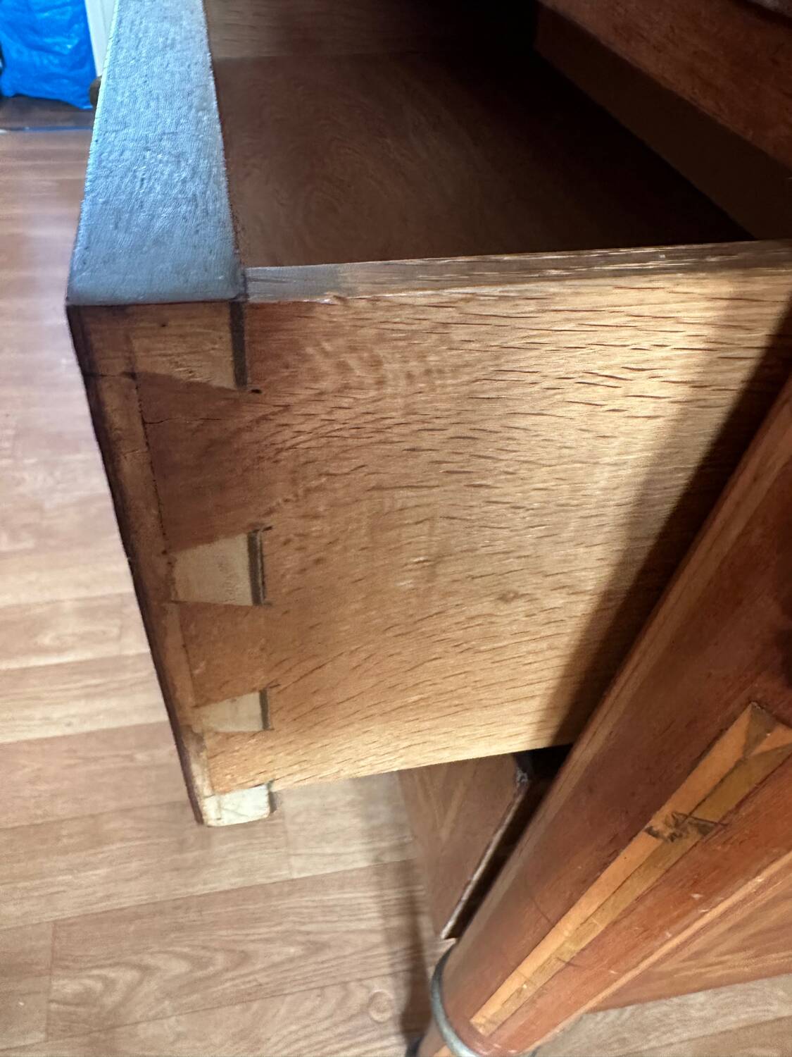 Louis XVI style chest of drawers, spinning top legs - transition style marquetry