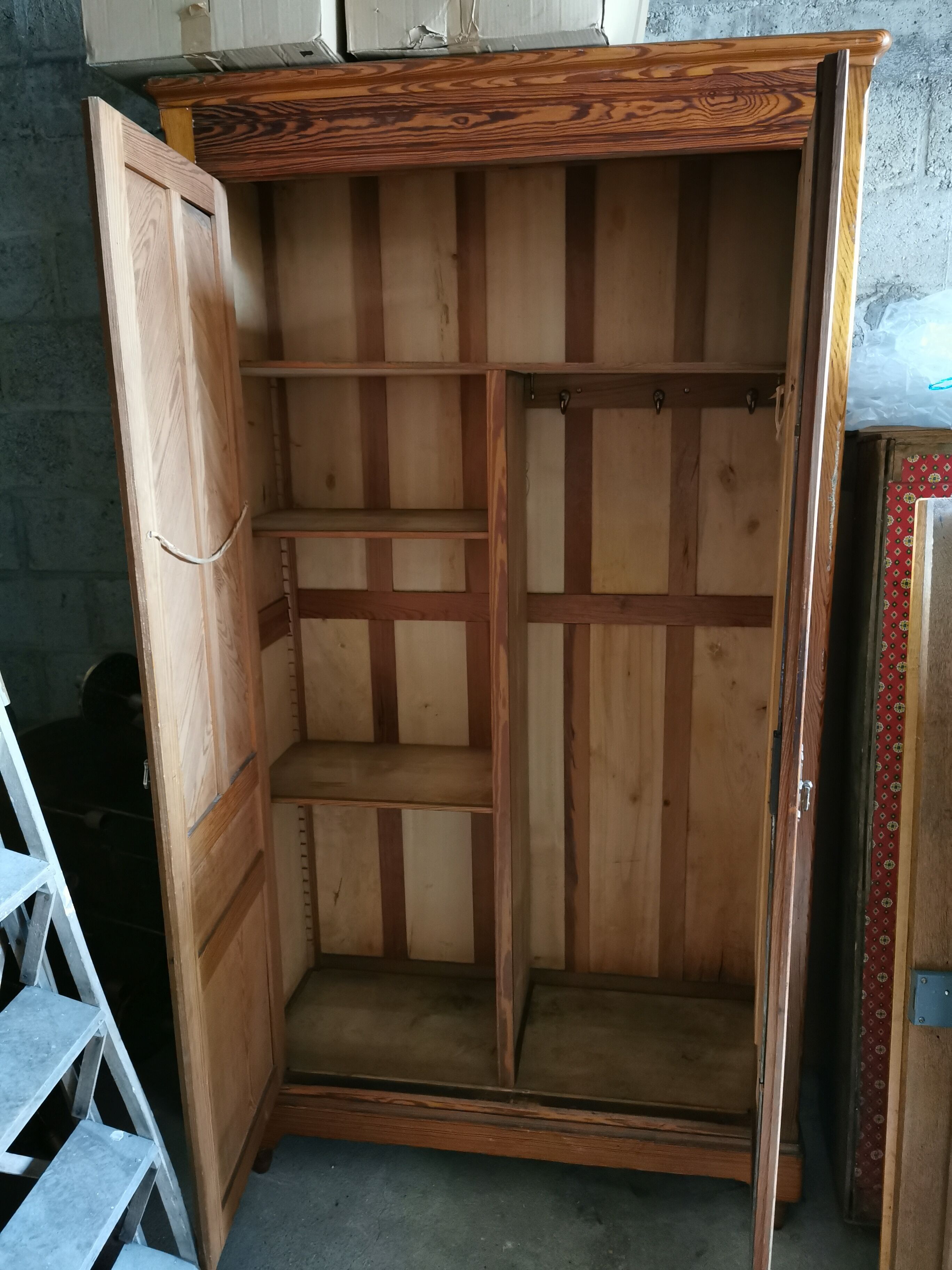 Armoire ancienne en pitchpin, vers 1900, début XXe