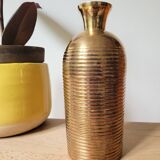 Vase en laiton strié d'anneaux