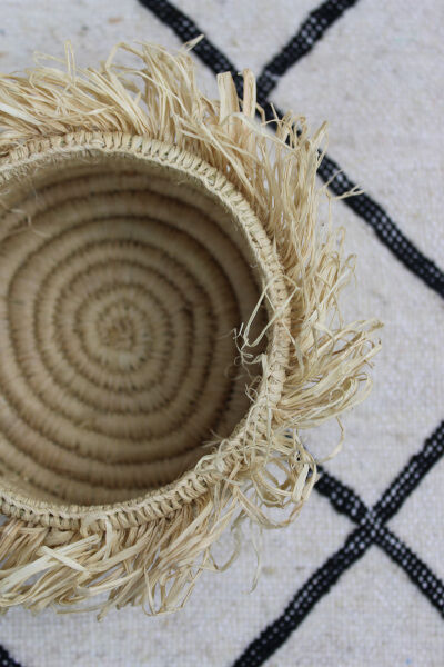 Fringed basket in raffia