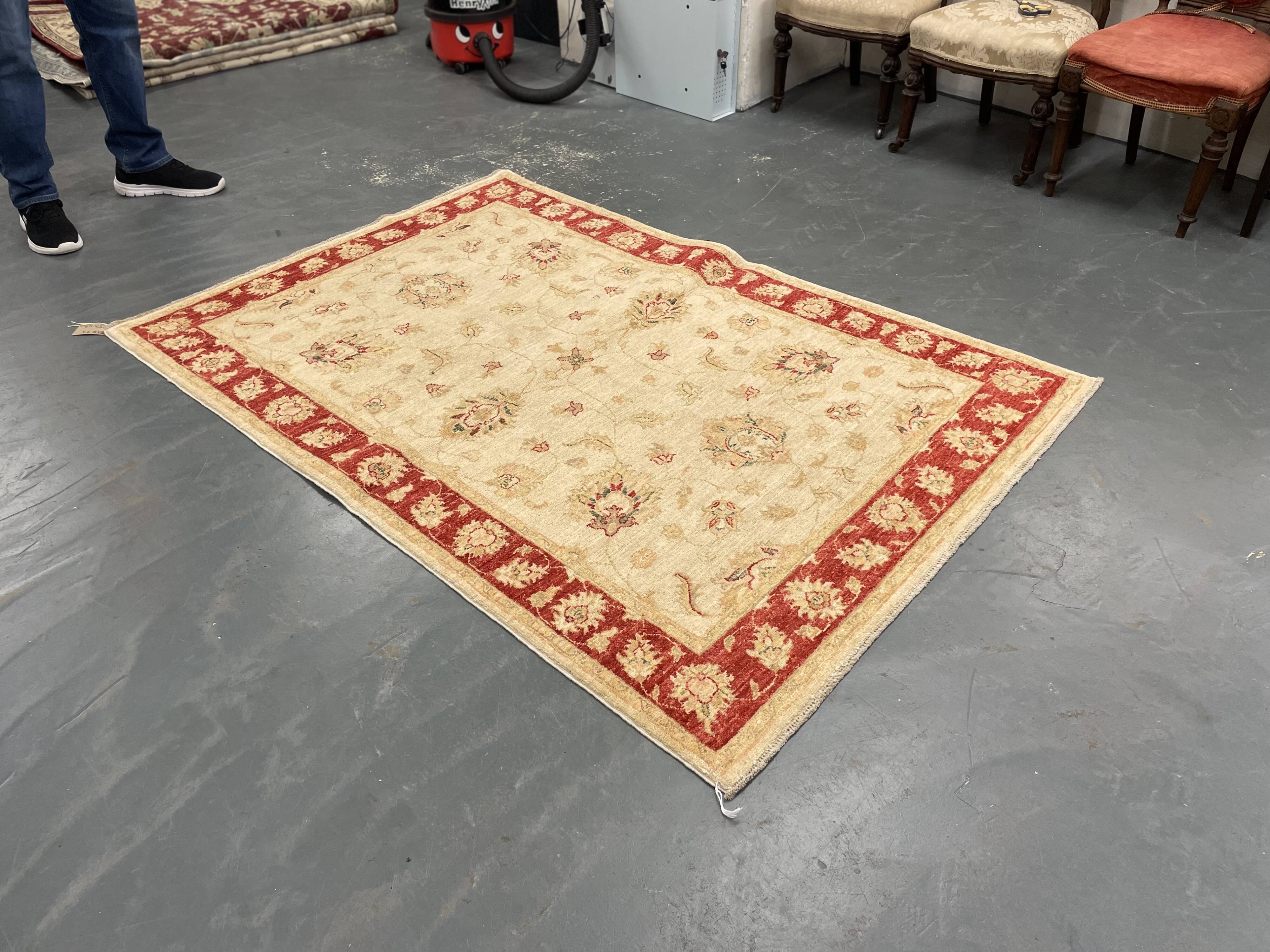 Traditional Living Room Rug, Cream Red Floral Oriental Carpet 119x175cm