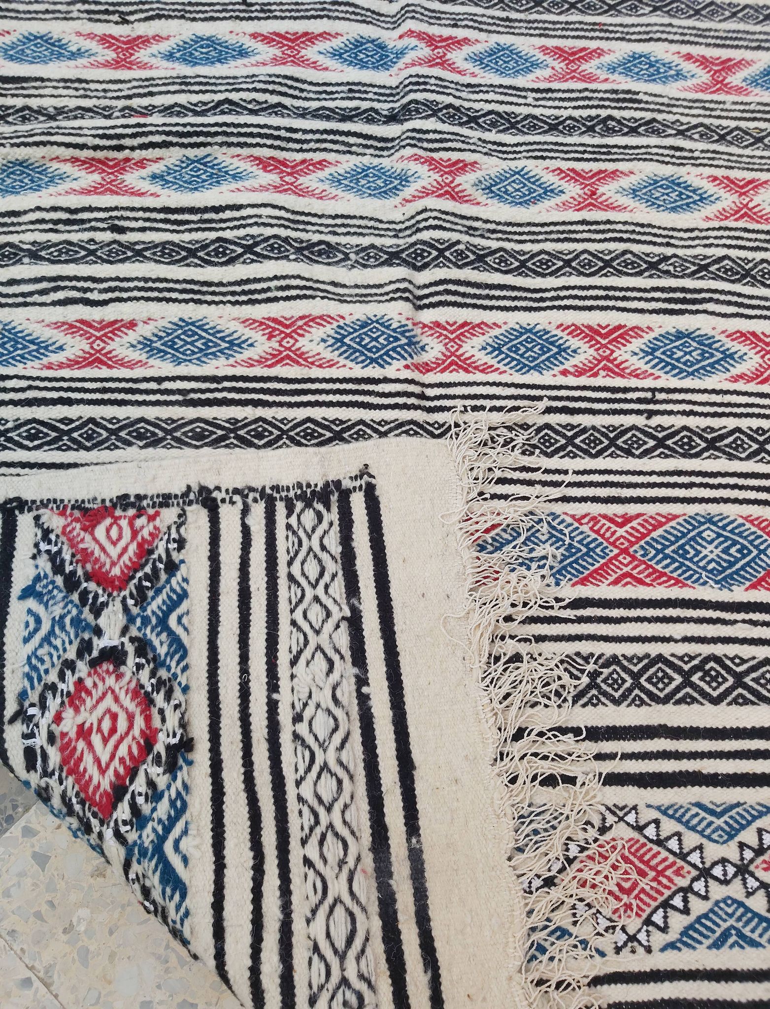 Tapis blanc à motifs multicolores fait main 200x110cm