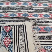 Tapis blanc à motifs multicolores fait main 200x110cm
