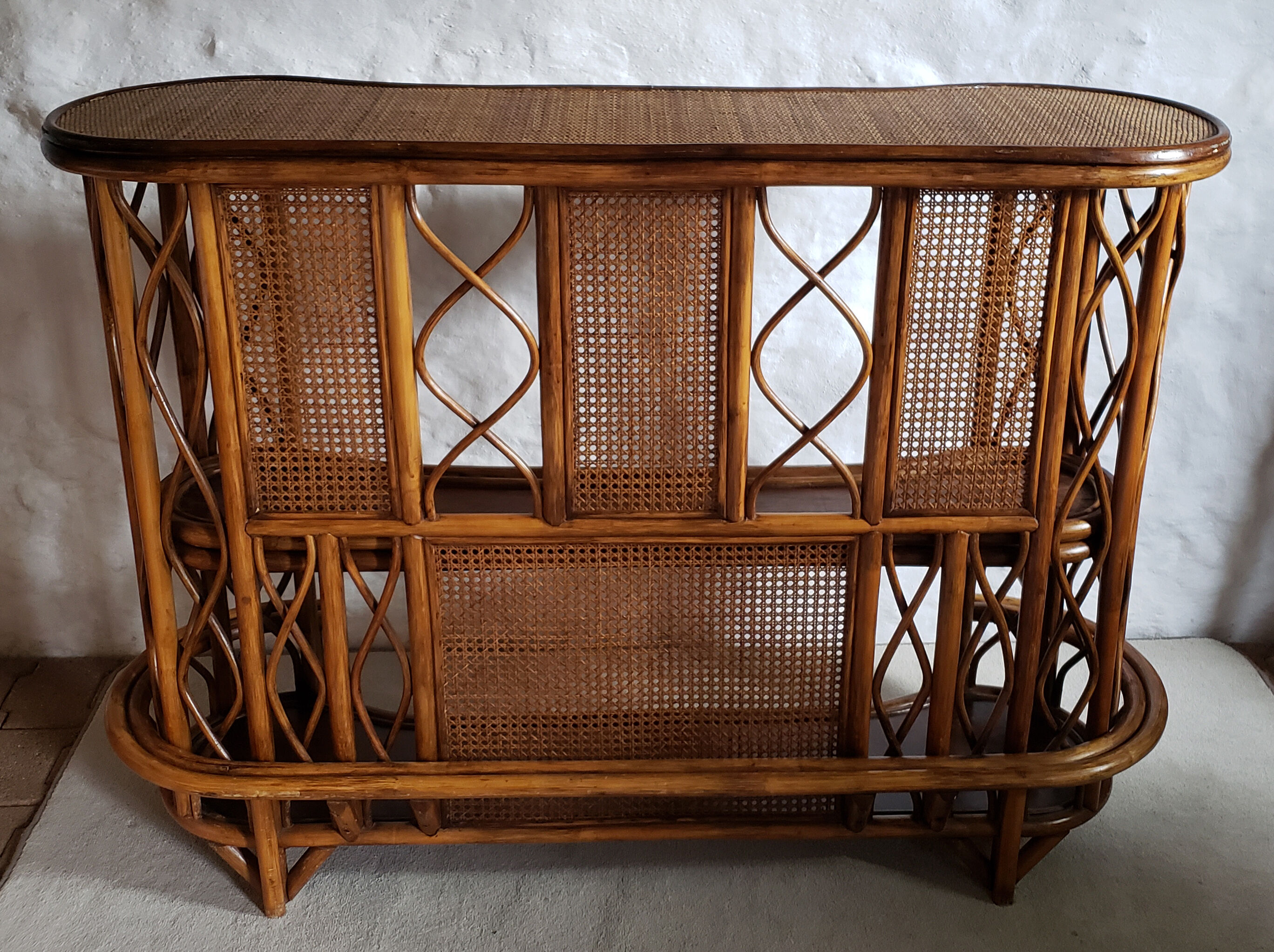 Bamboo bar and its 2 stools