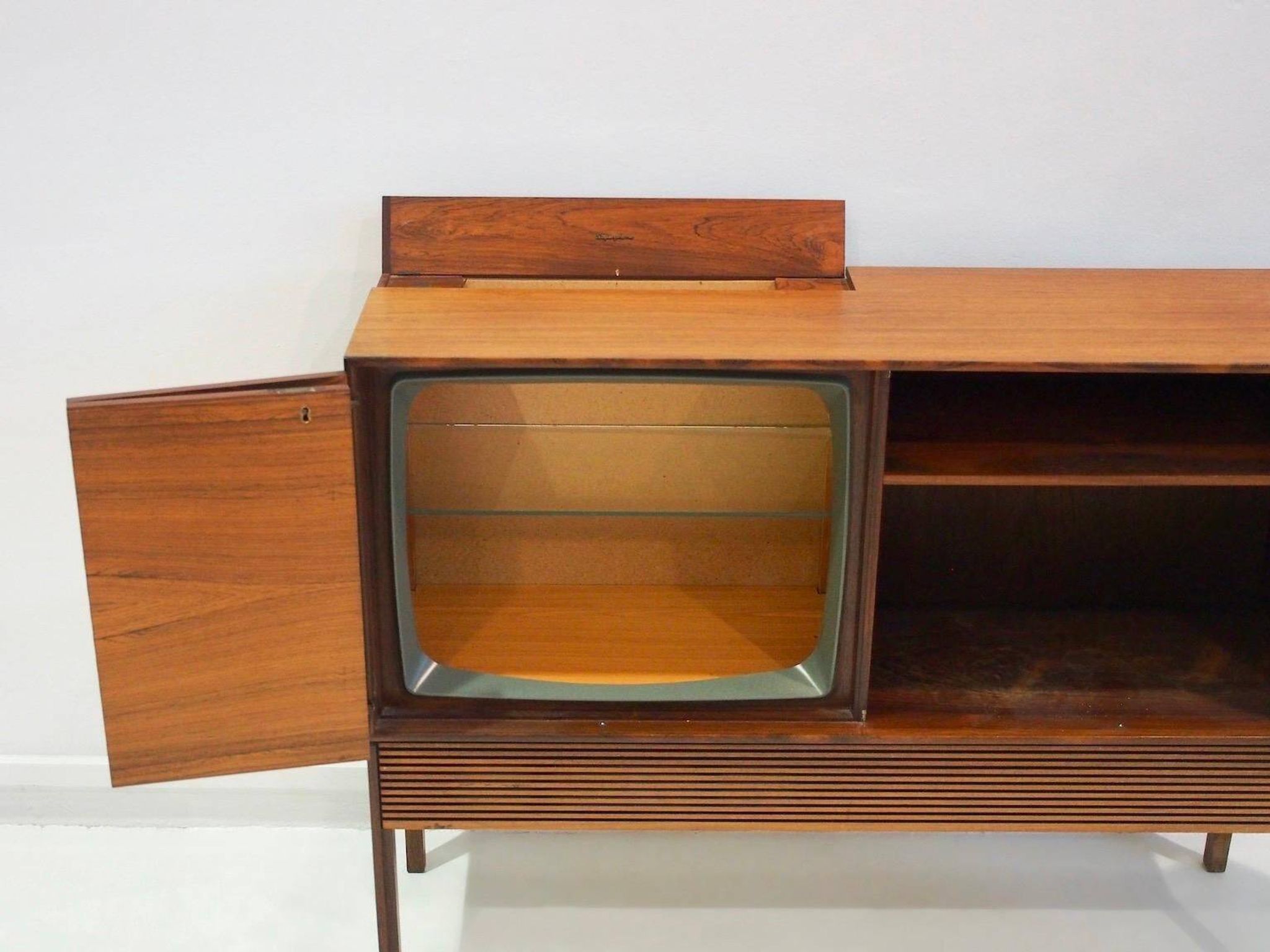 Meuble TV danois en bois du milieu du 20e siècle