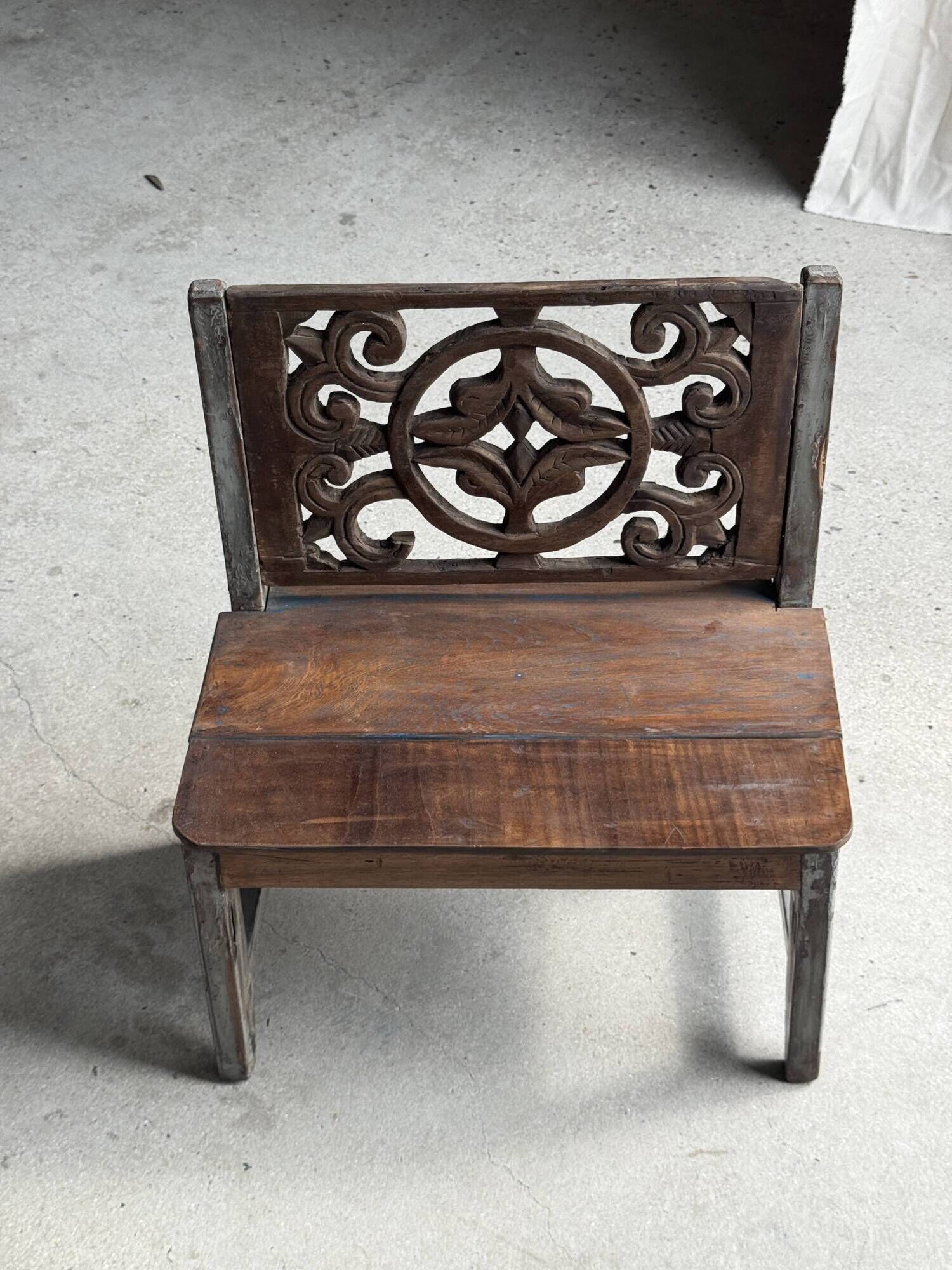 Mini banc à dossier sculpté à motif de rosace et volutes H59 L51
