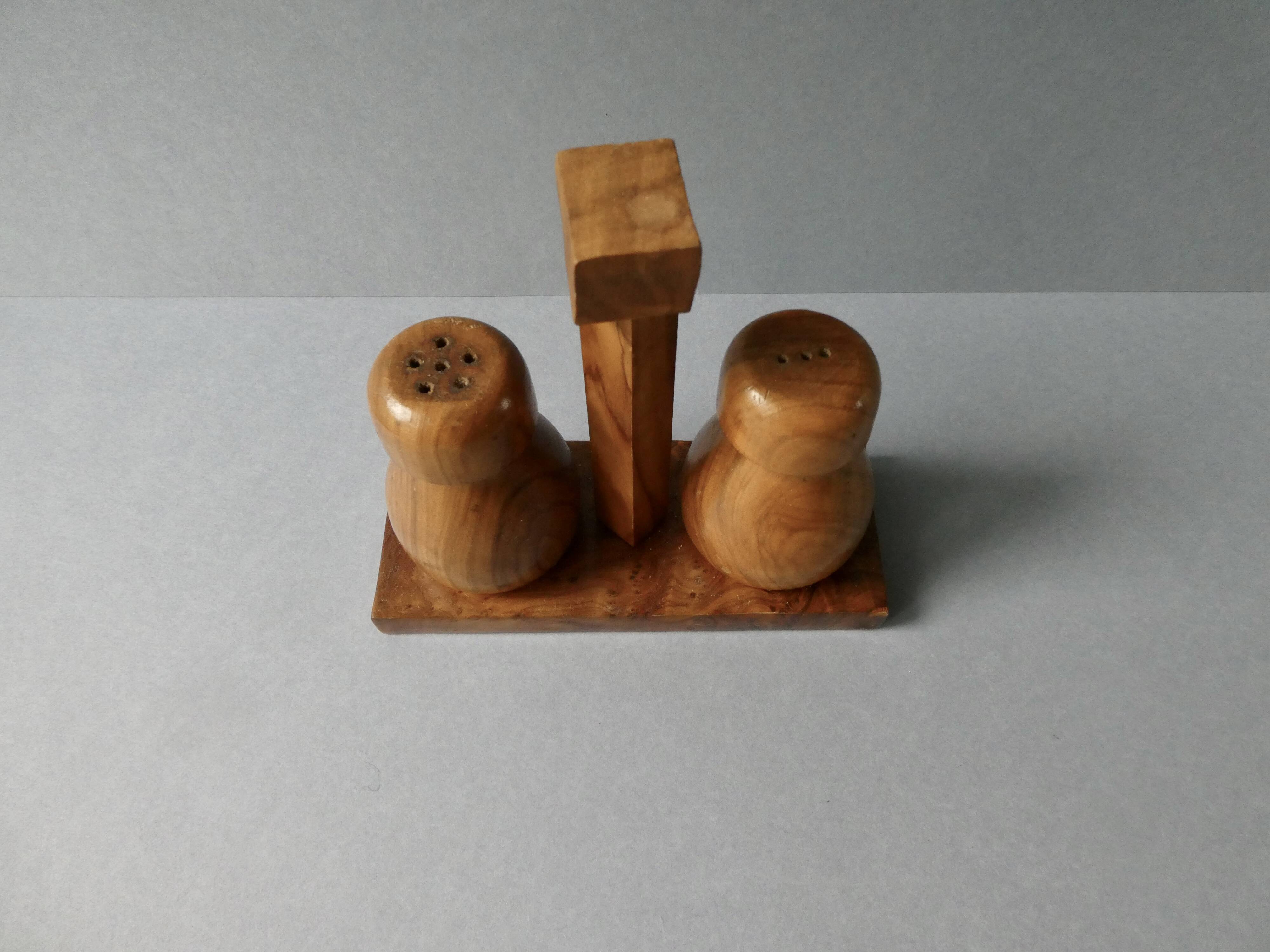 Salt and pepper shakers in olive wood and magnifying glass, 70s-80s