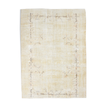 Faded beige classic vintage rug