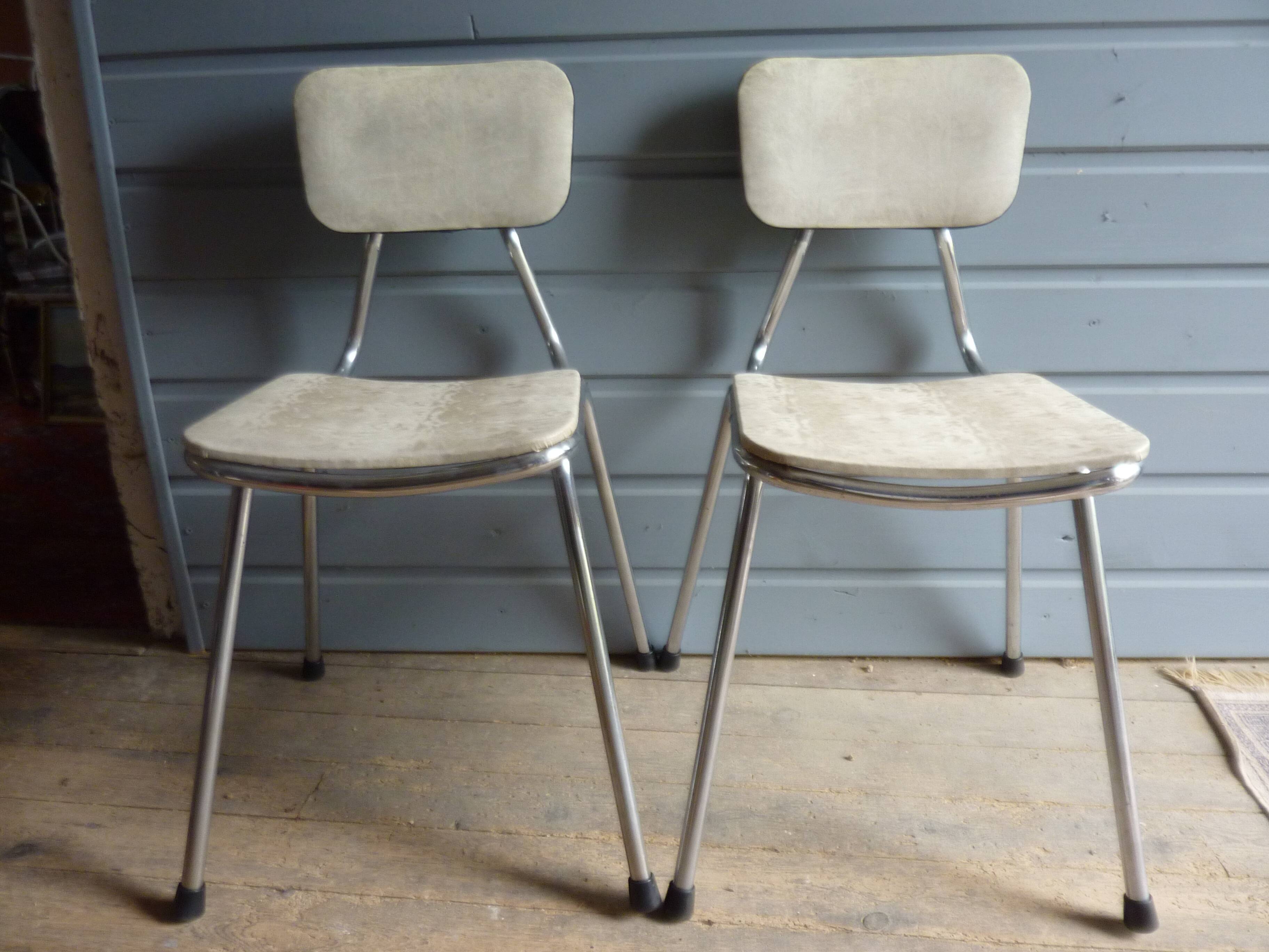 Paire de chaises de cuisine en chrome et skaï années 70