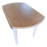 Round dining table