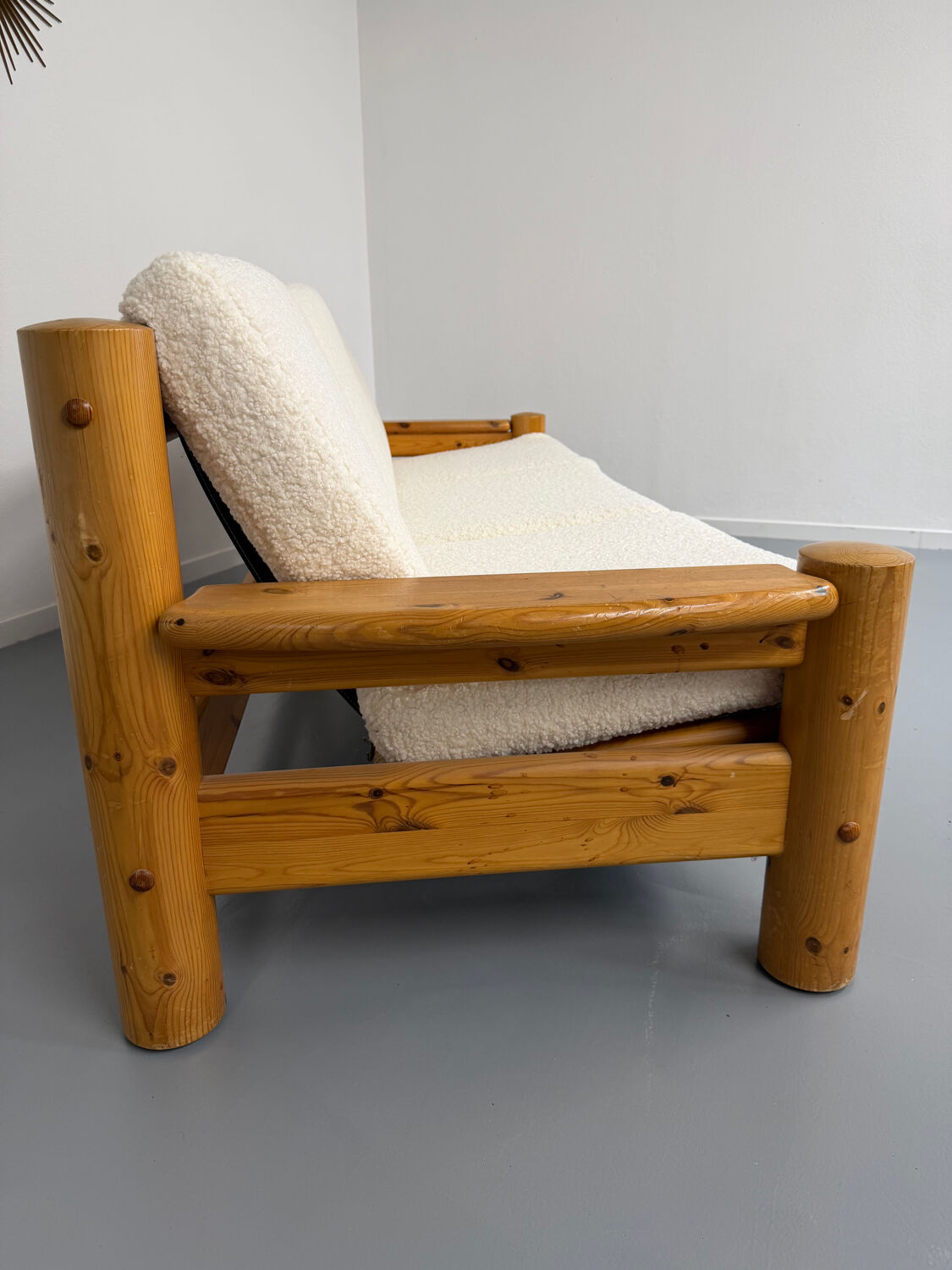 Canapé en pin massif et bouclette design scandinave des années 70