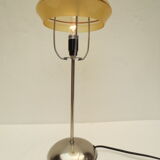 Lampe de table originale  sur pied inox & globe givré art déco jaune et or